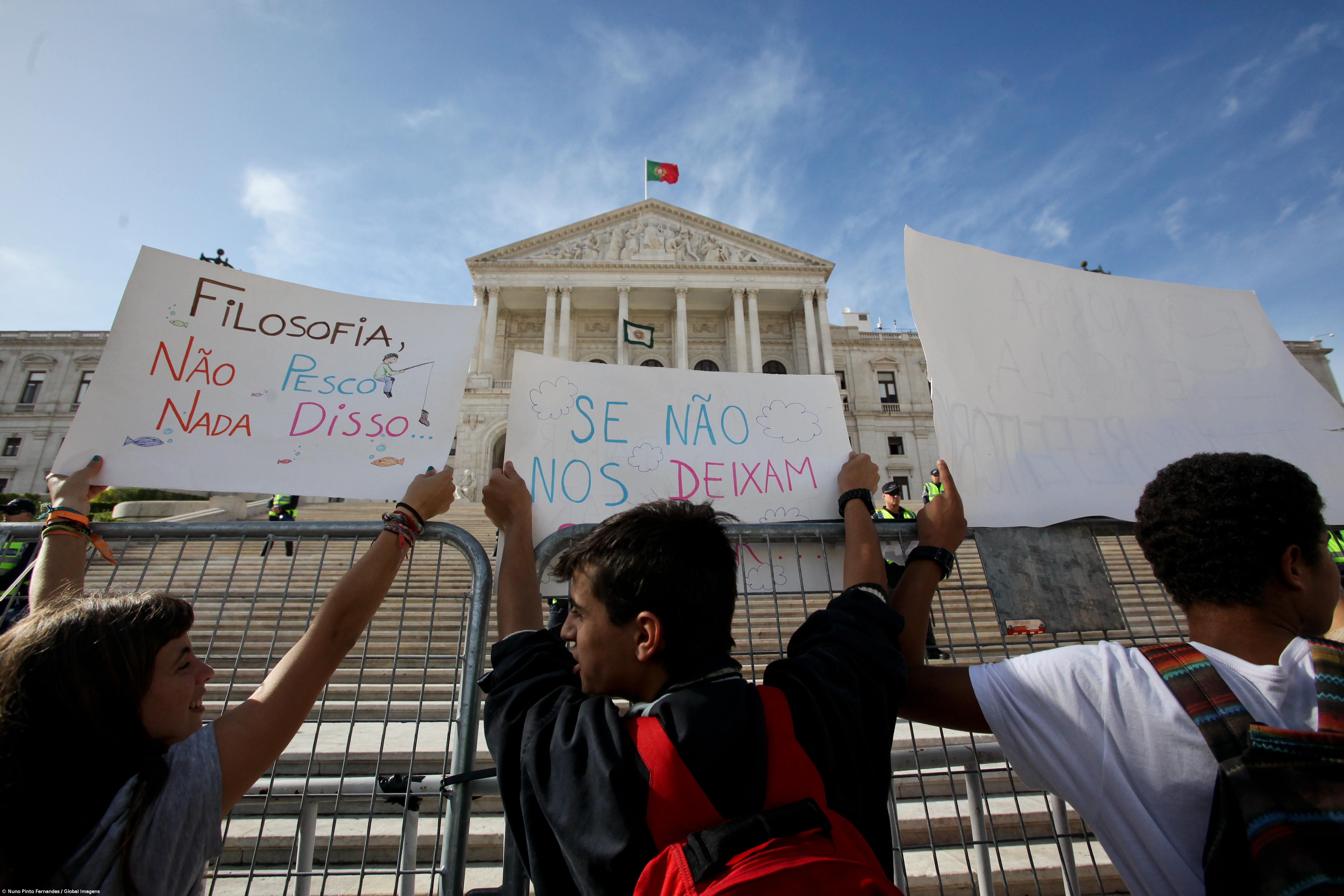 Estudantes concentrados junto ao parlamento depois de desfile contra cortes na Educação – Imagem 1