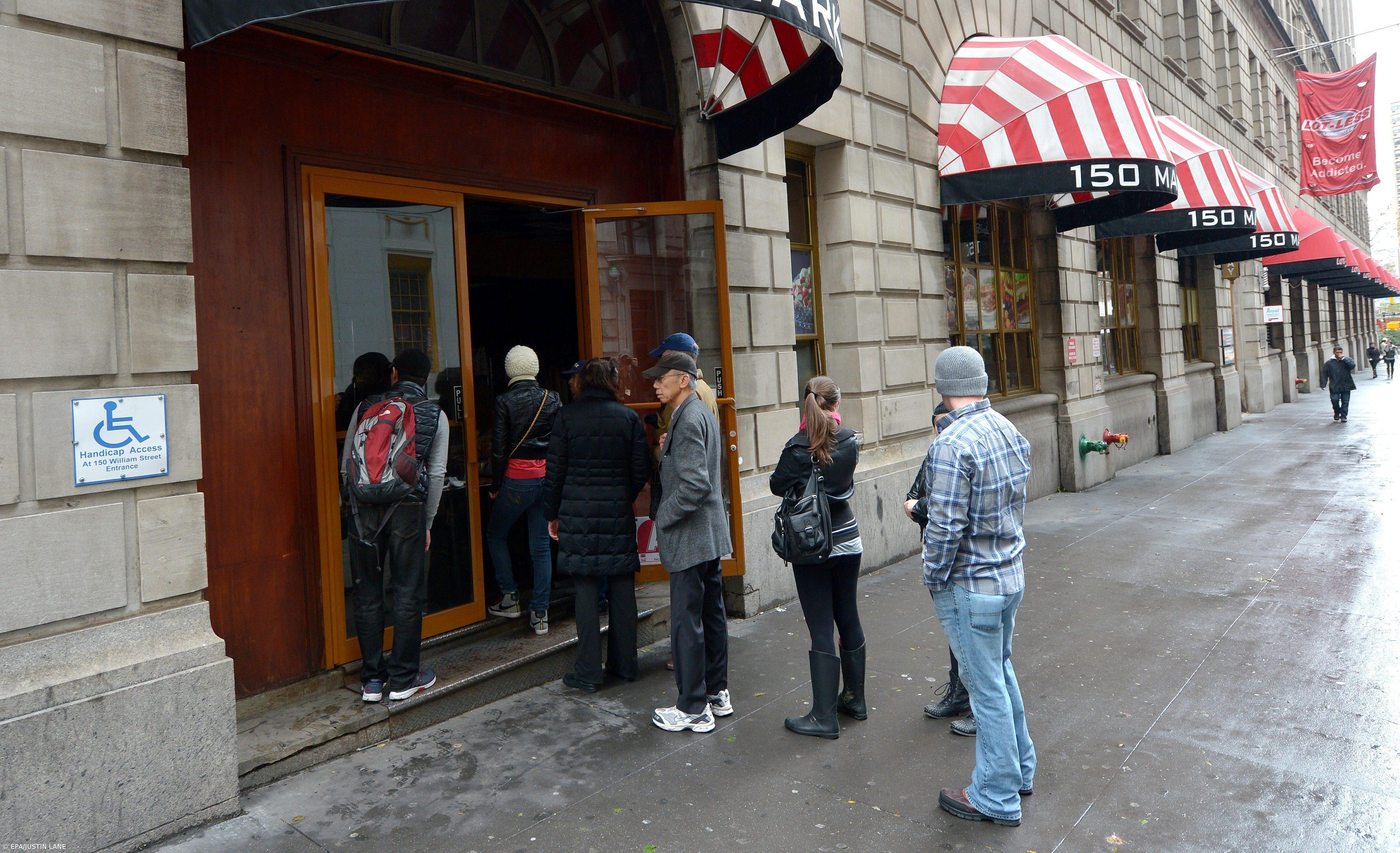 Em Manhattan, o "novo normal" é andar a pé, esperar, procurar tomadas – Imagem 1