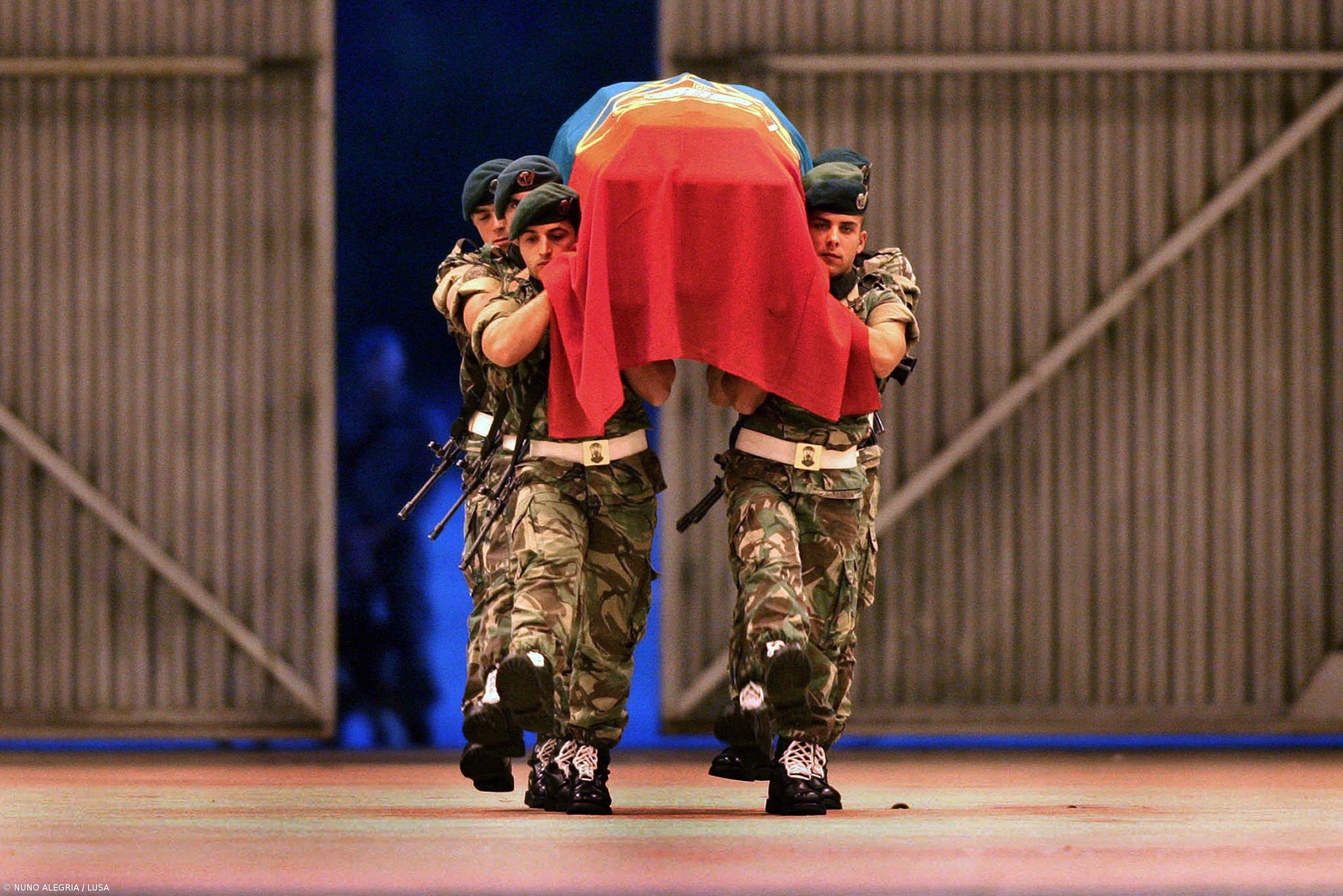 Corpo do militar morto no Afeganistão já chegou a Portugal – Imagem 1