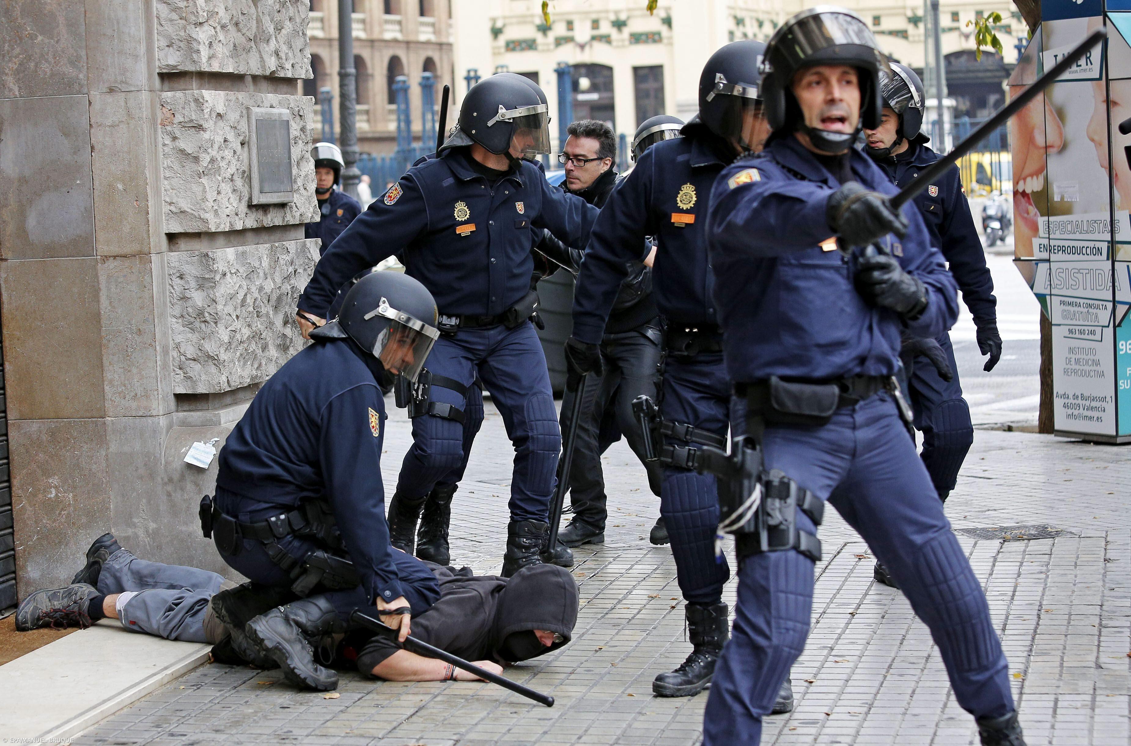 Quinze feridos em cargas policiais contra manifestantes no centro de Madrid – Imagem 1