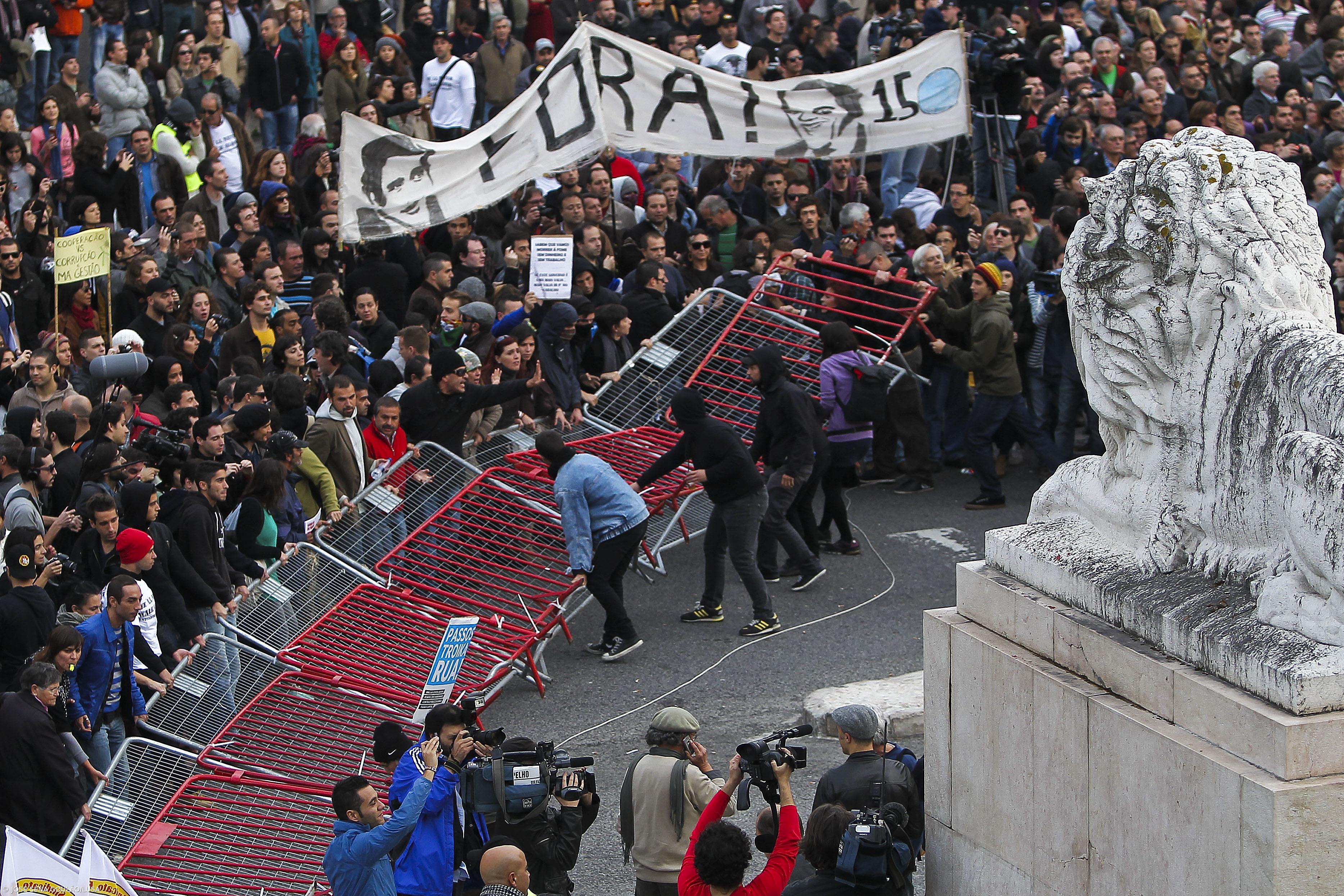 Milhares de pessoas junto ao parlamento – Imagem 1
