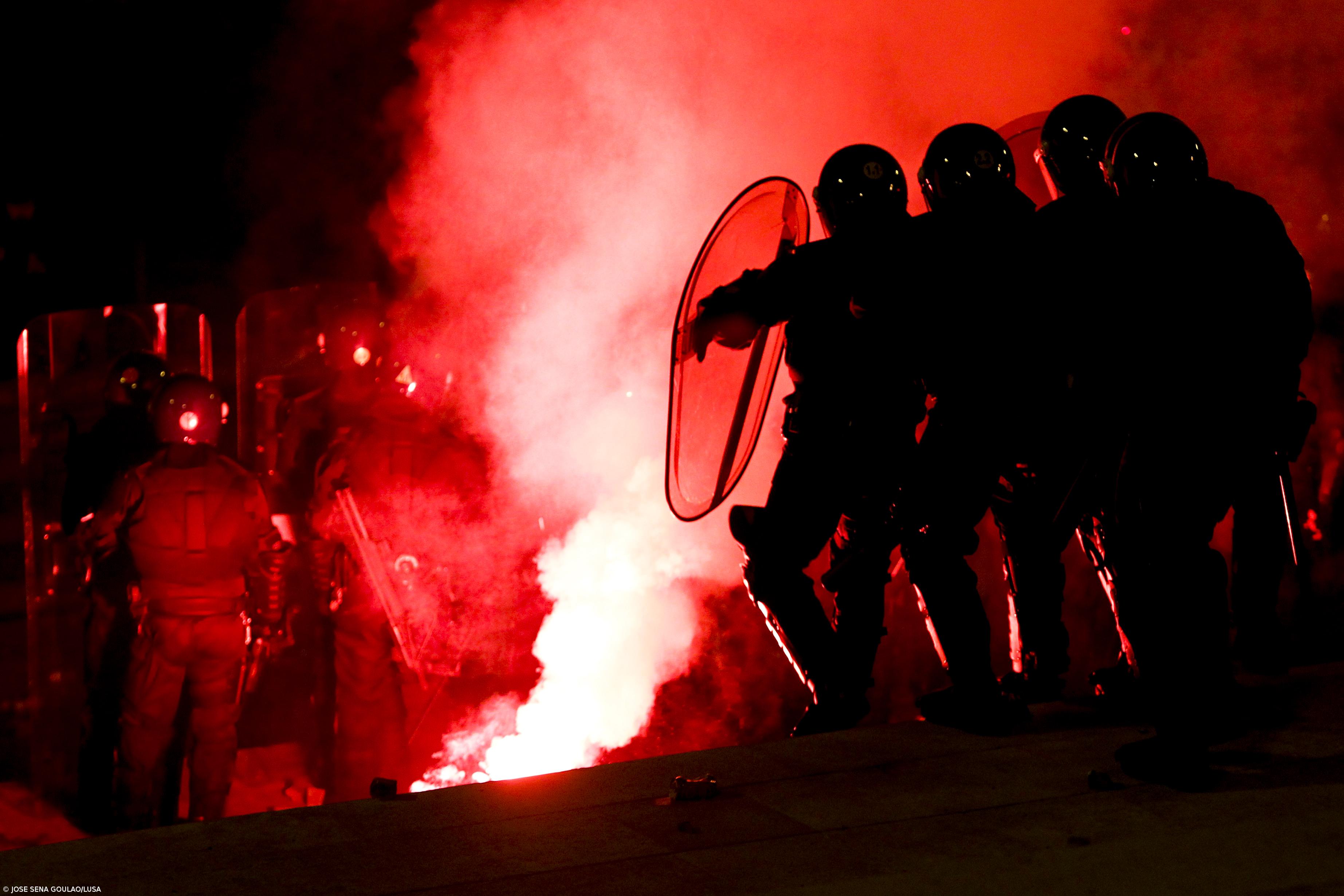  Polícias junto ao parlamento alvo de chuva de pedras  – Imagem 1