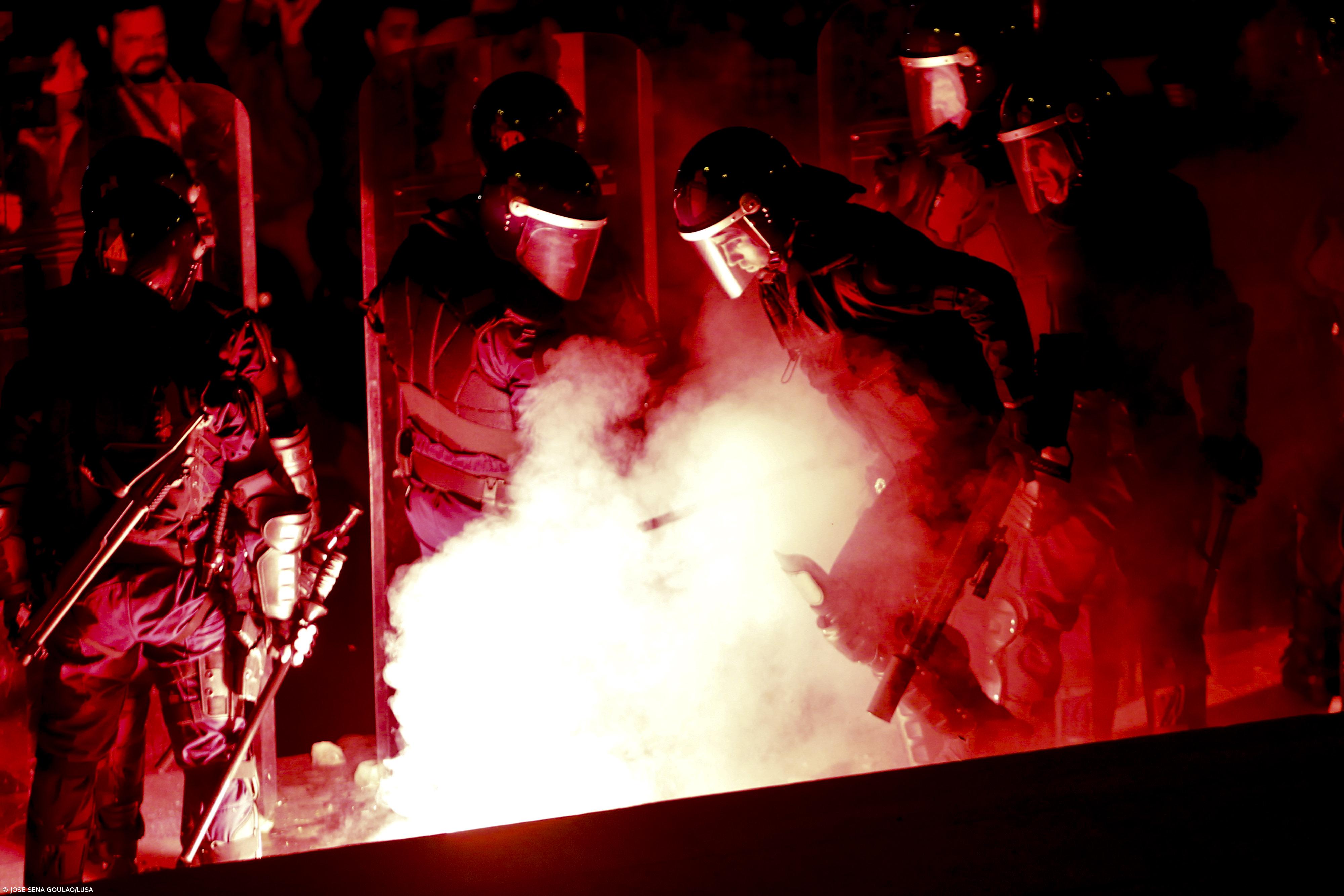 Carga policial contra manifestantes junto ao parlamento – Imagem 1