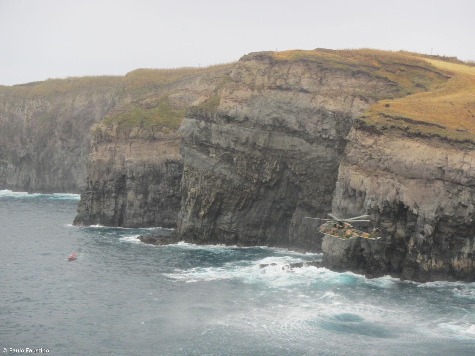 Buscas para encontrar jovem que caiu ao mar na Ribeira Grande retomadas – Imagem 1