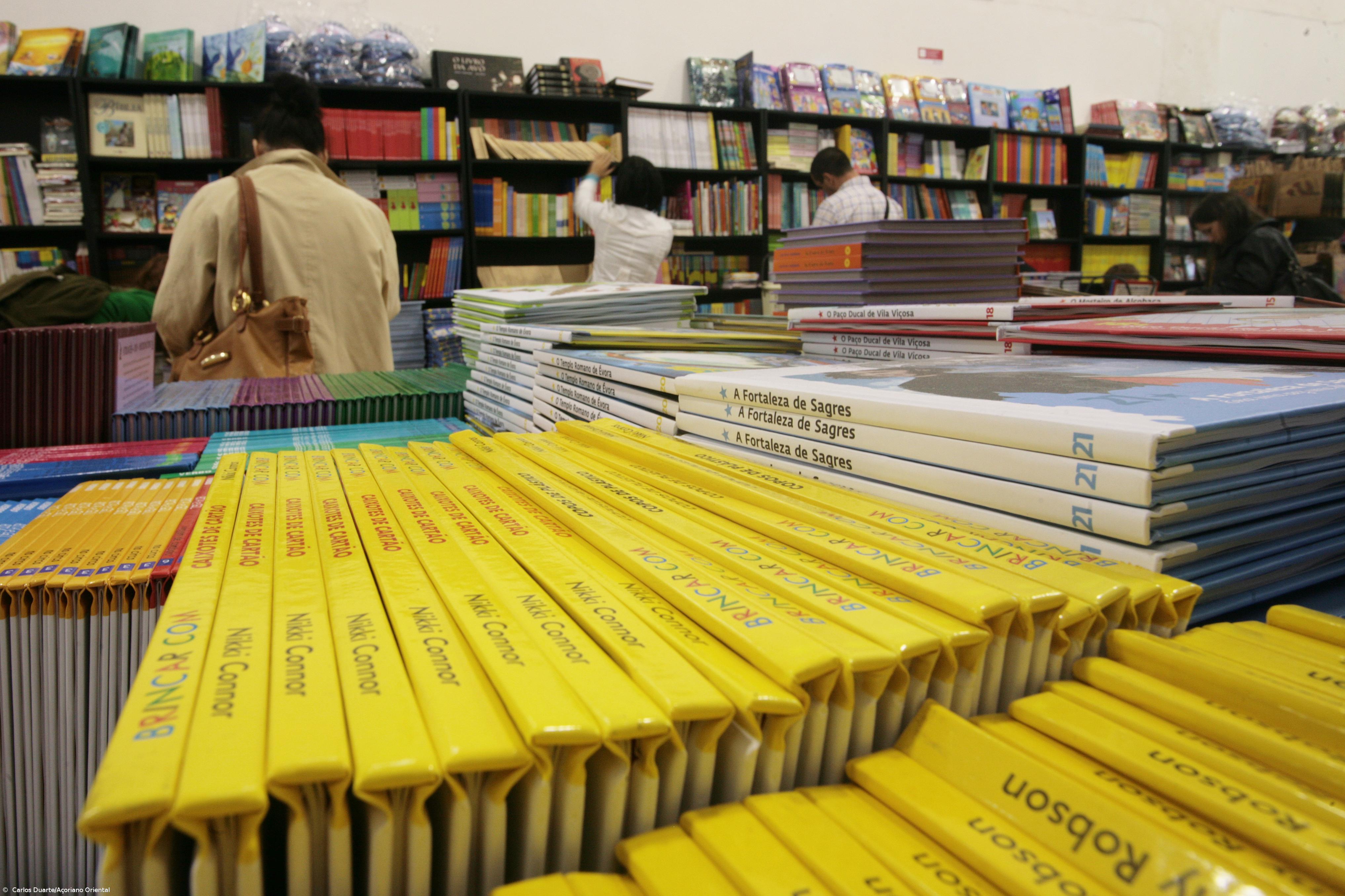 Milhares de livros com "preços reduzidos" à venda em Ponta Delgada – Imagem 1