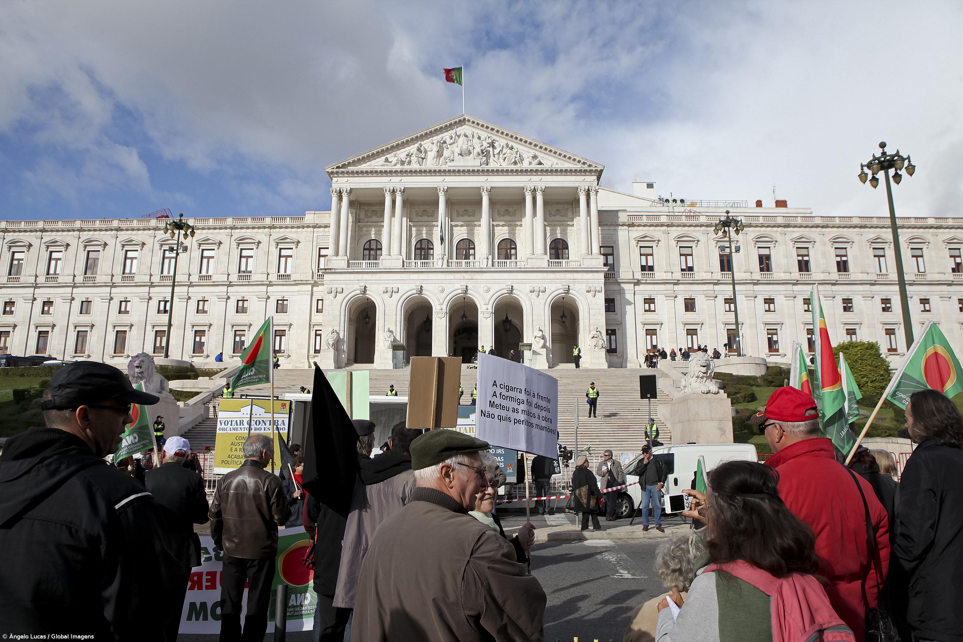 Milhares de pessoas contra orçamento à porta do Parlamento – Imagem 1