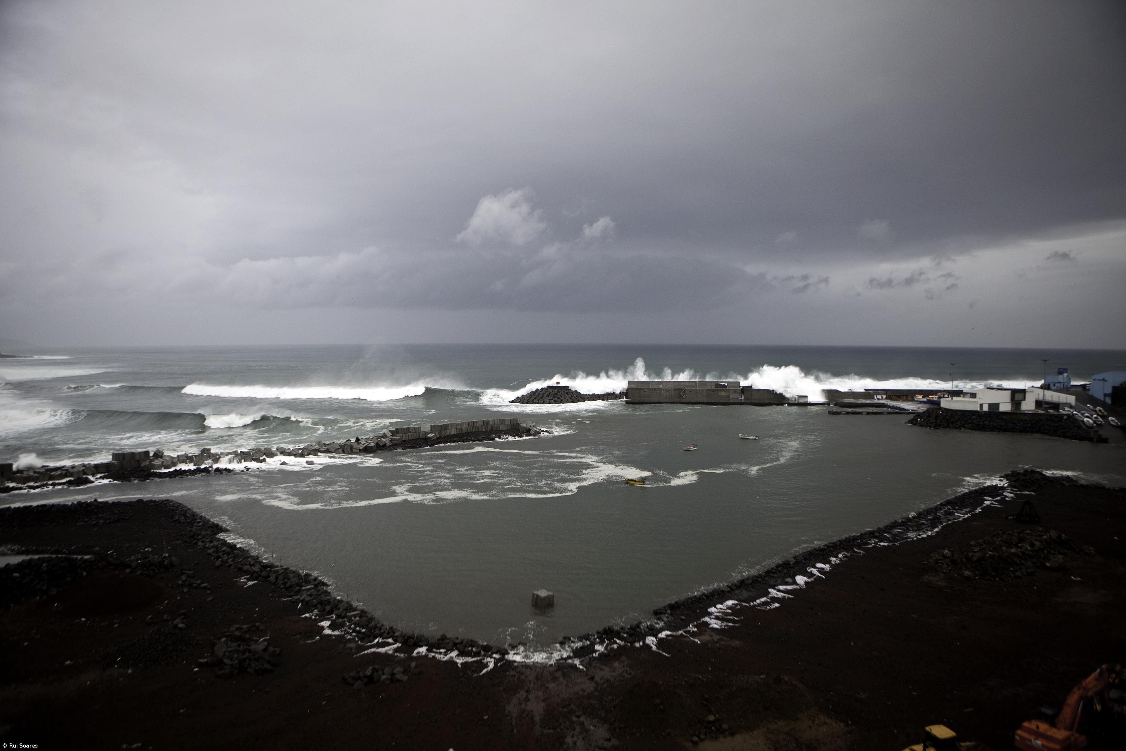 Pescadores de Rabo de Peixe insistem na insegurança do porto ampliado há um ano – Imagem 1