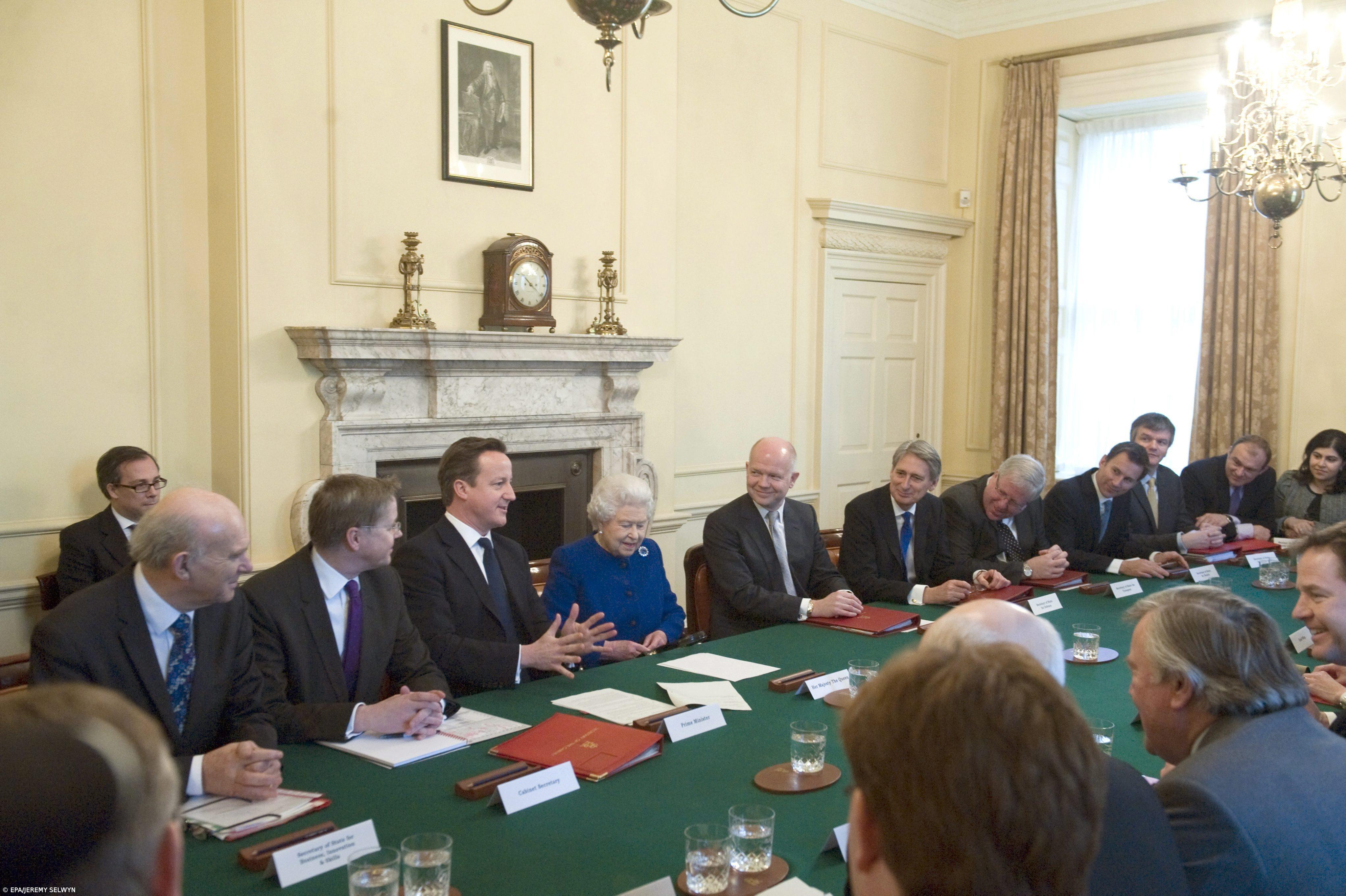 Isabel II assiste pela primeira vez a uma reunião do Governo britânico – Imagem 1