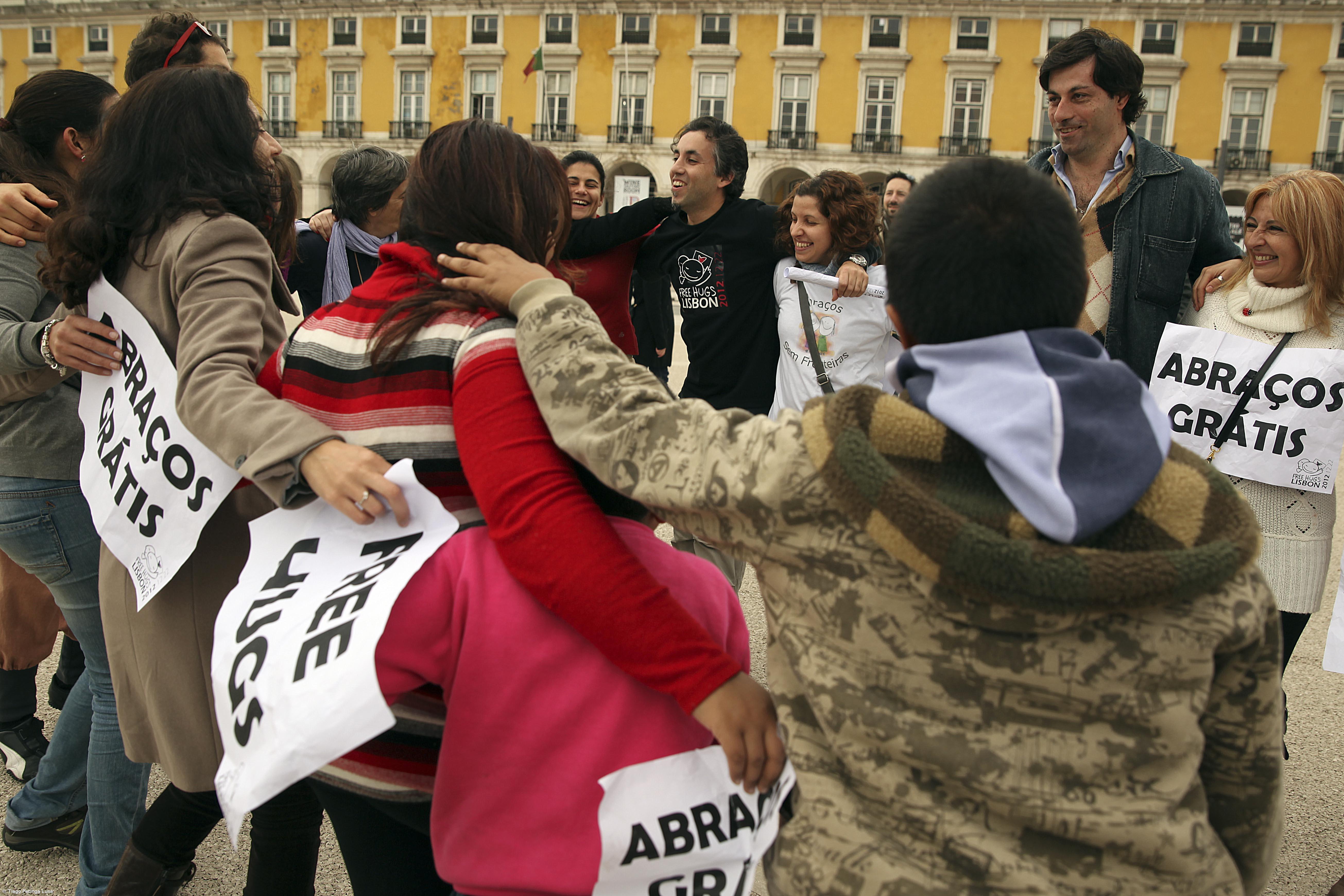 Os tempos são de crise, mas os abraços ainda são grátis – Imagem 1