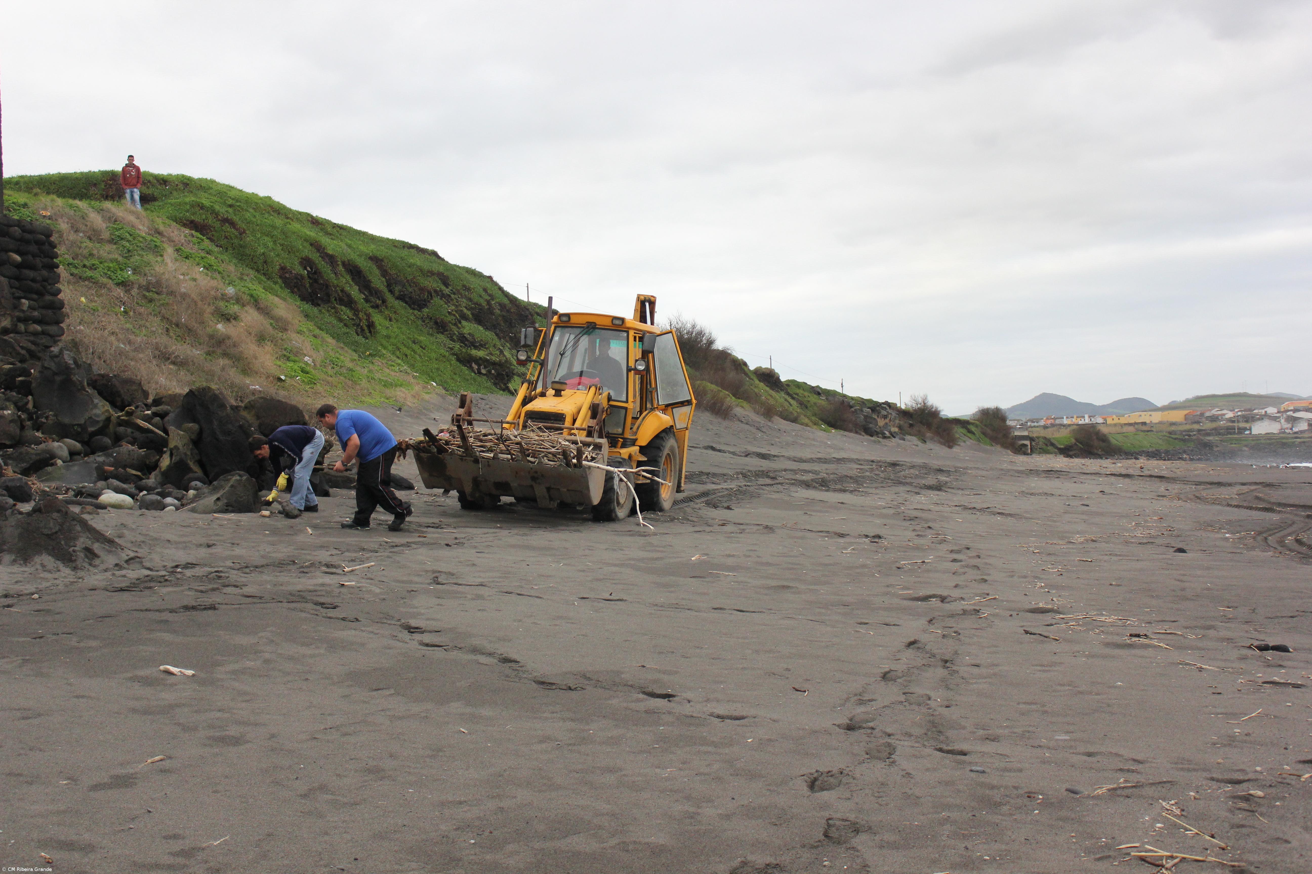 Ribeira Grande recolheu 10 toneladas de detritos nas praias de Santa Bárbara e Monte Verde – Imagem 1
