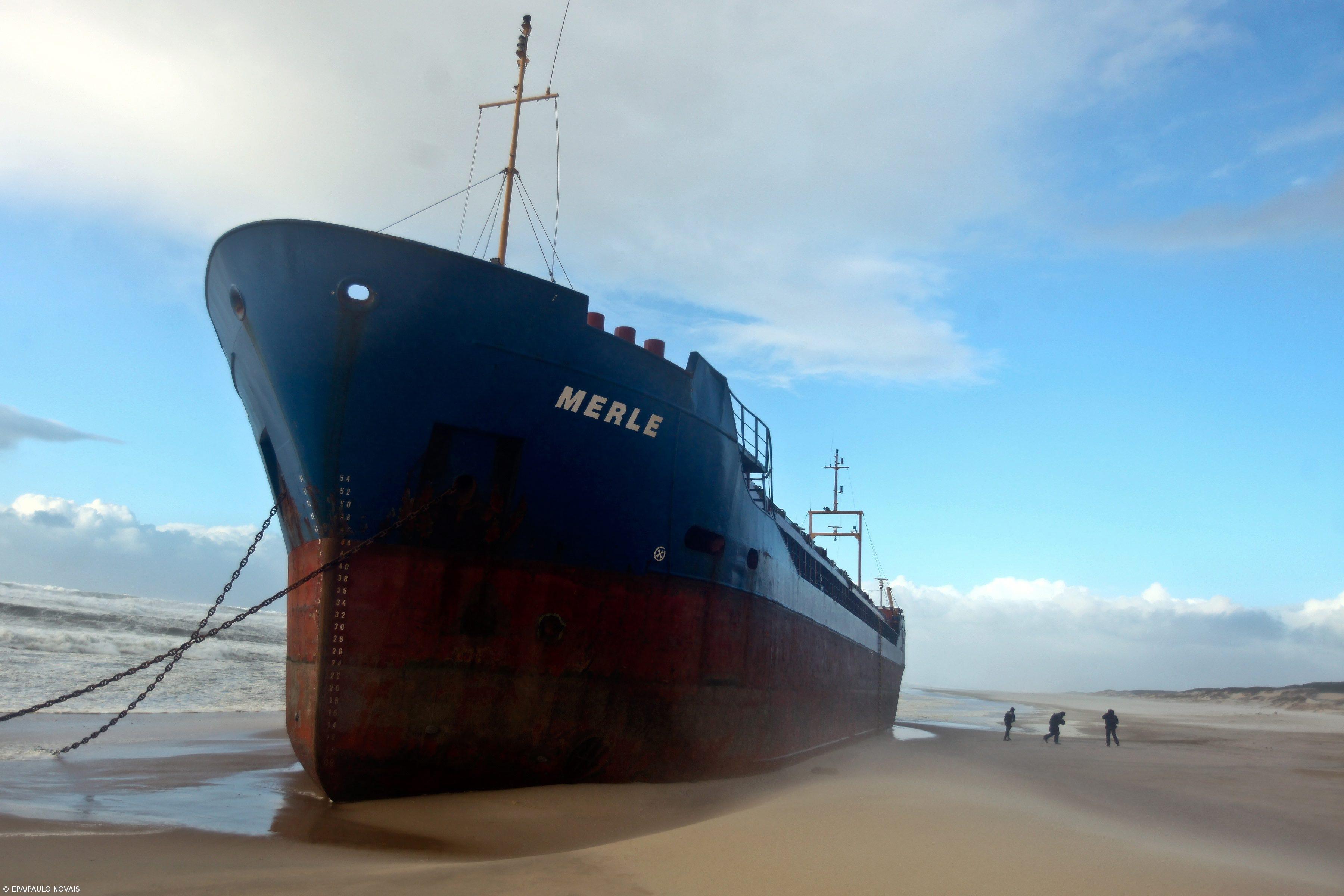 Navio encalhado ao largo de Aveiro – Imagem 1