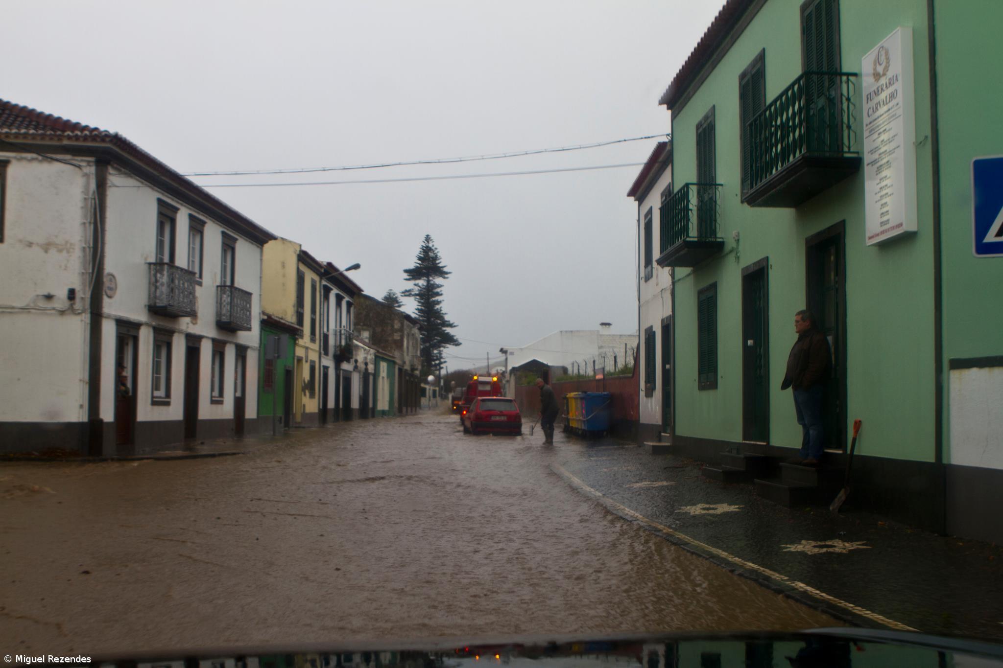 Mau tempo obriga a 3 realojamentos – Imagem 1