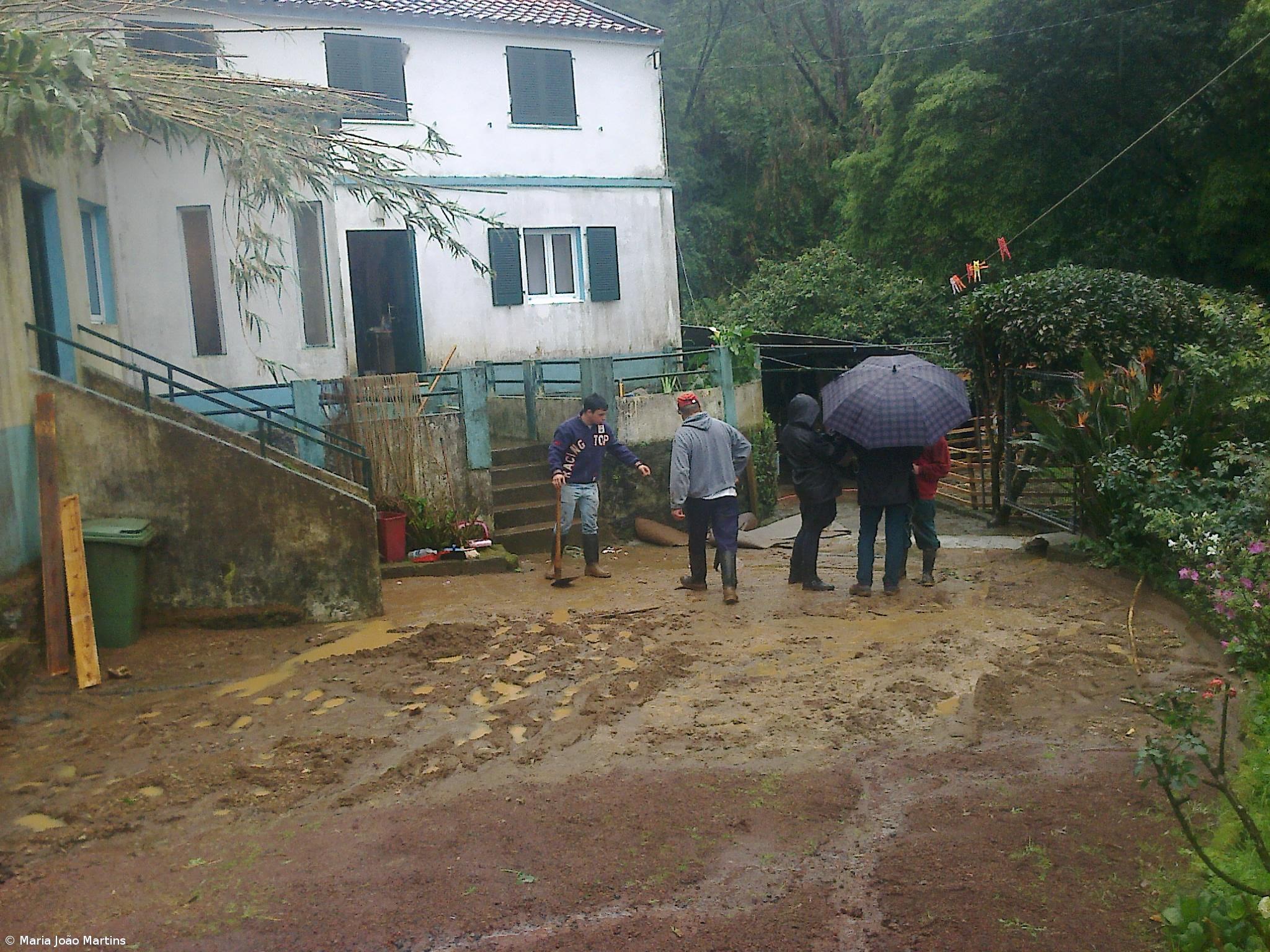 Mau tempo interrompe estradas e arrasta carros – Imagem 1