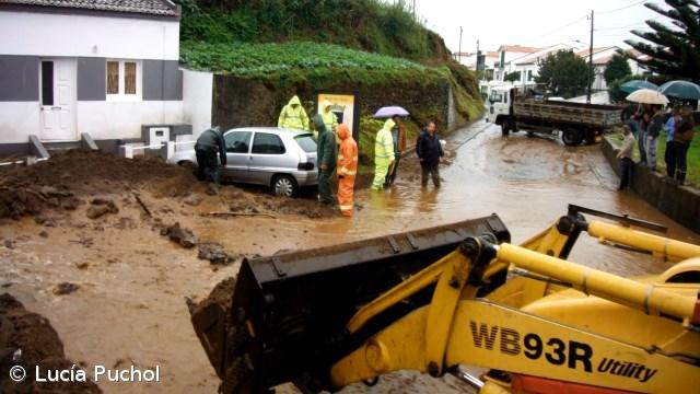 Chuva arrasta viaturas nas Capelas (vídeo) – Imagem 1