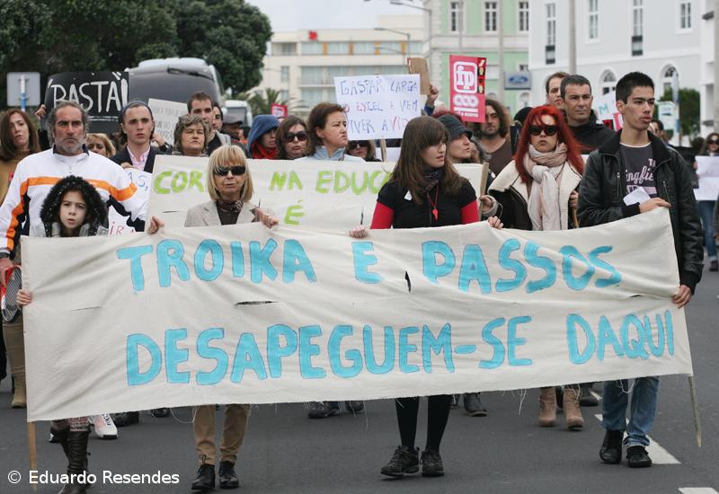 Centenas em Ponta Delgada pedem à troika e Passos que "desapeguem daqui" – Imagem 1