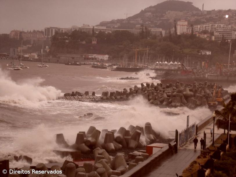 Vinte e sete pessoas retiradas de casa em São Vicente por precaução devido a fortes chuvas – Imagem 1