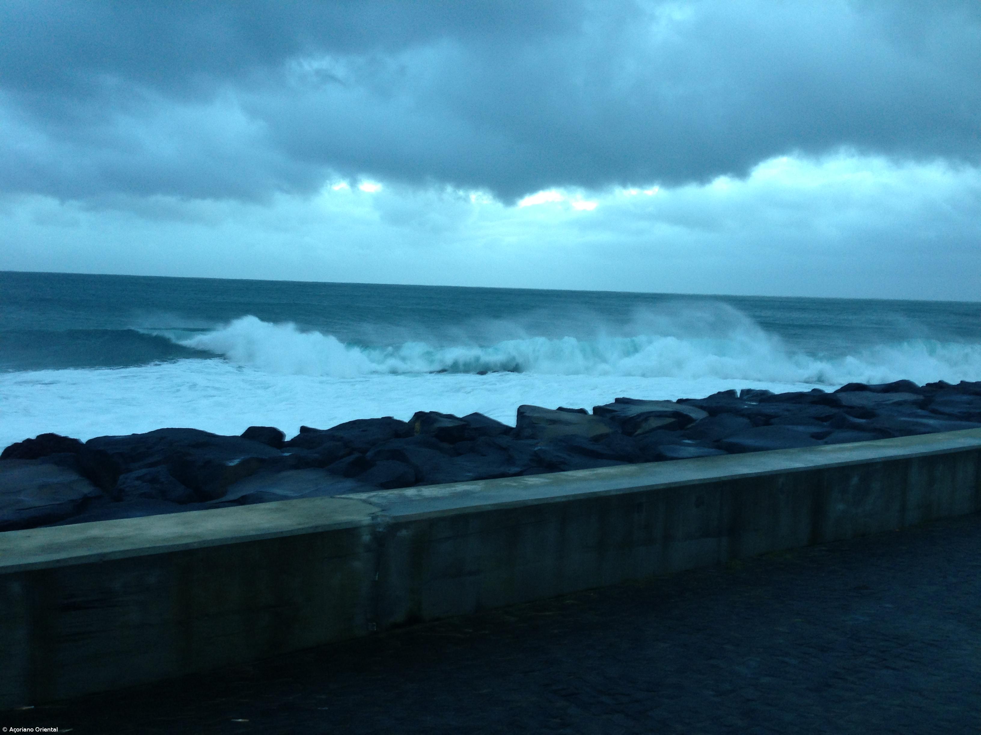 Autoridades alertam para agitação marítima em sete ilhas dos Açores – Imagem 1