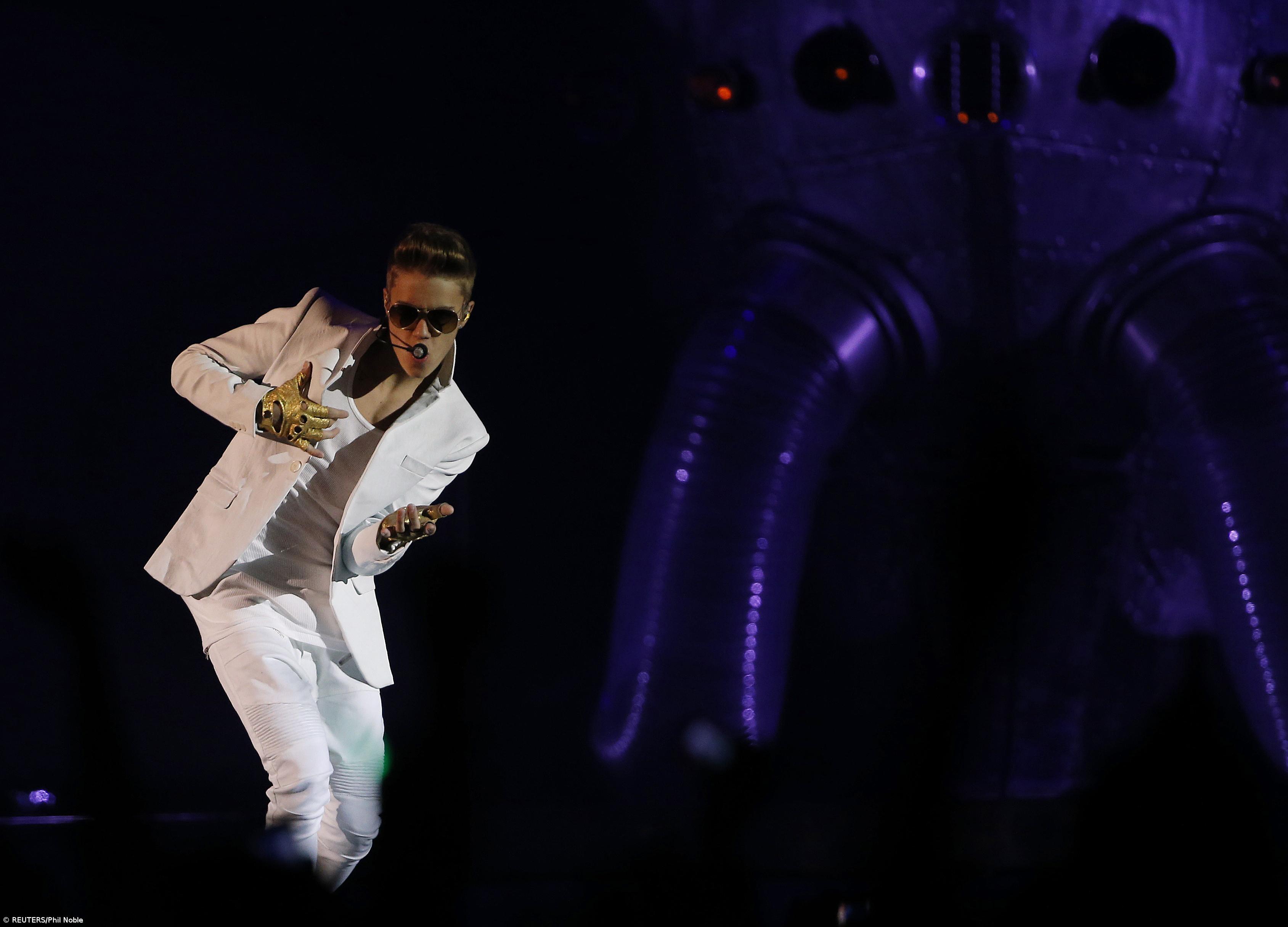 Justin Bieber cantou para sobreviventes do tufão Haiyan nas Filipinas – Imagem 1