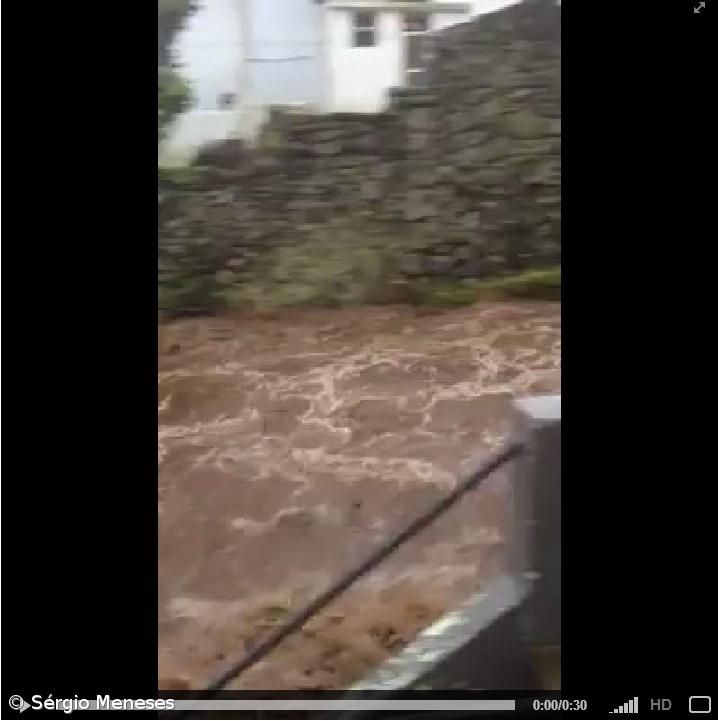 Mau tempo fez transbordar ribeira em Porto Judeu (vídeo) – Imagem 1