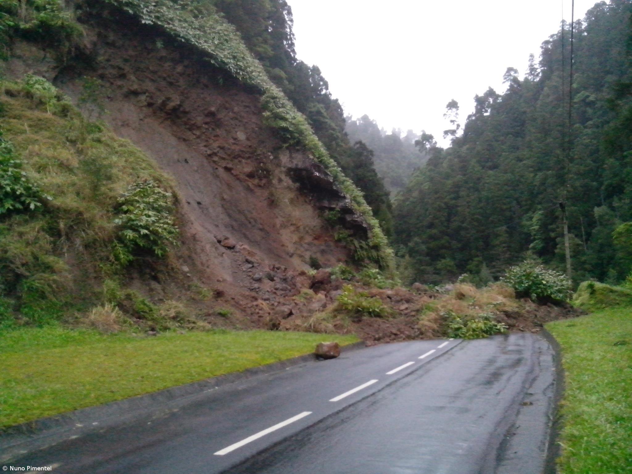 Deslizamento de terras isolou freguesia da Ribeira Quente durante algum tempo – Imagem 1
