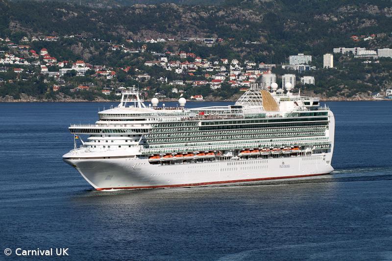 Navio de cruzeiros Azura em Ponta Delgada – Imagem 1