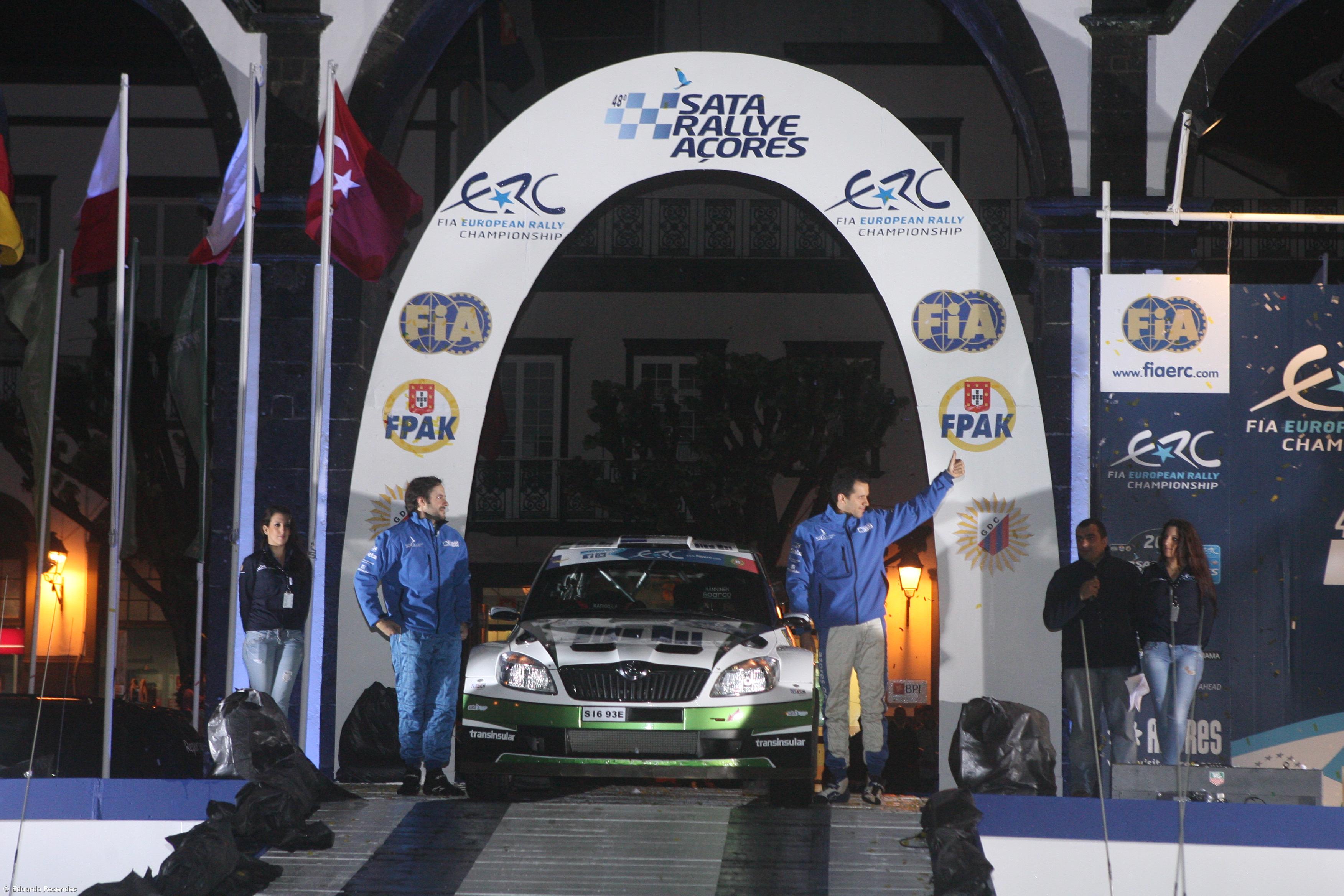 Milhares de pessoas na apresentação dos pilotos do SATA Rallye – Imagem 1