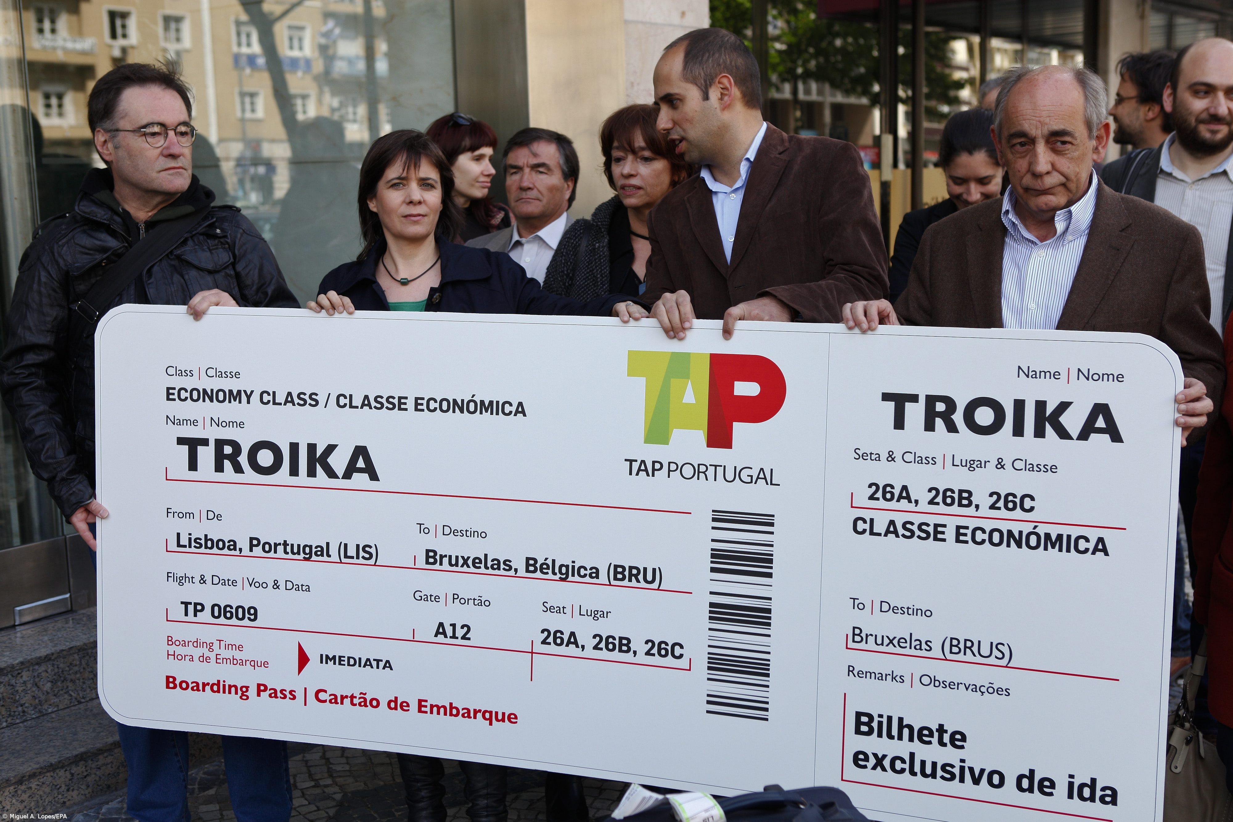 Bloquistas entregam bilhete de avião na sede do FMI pedindo saída imediata da troika – Imagem 1