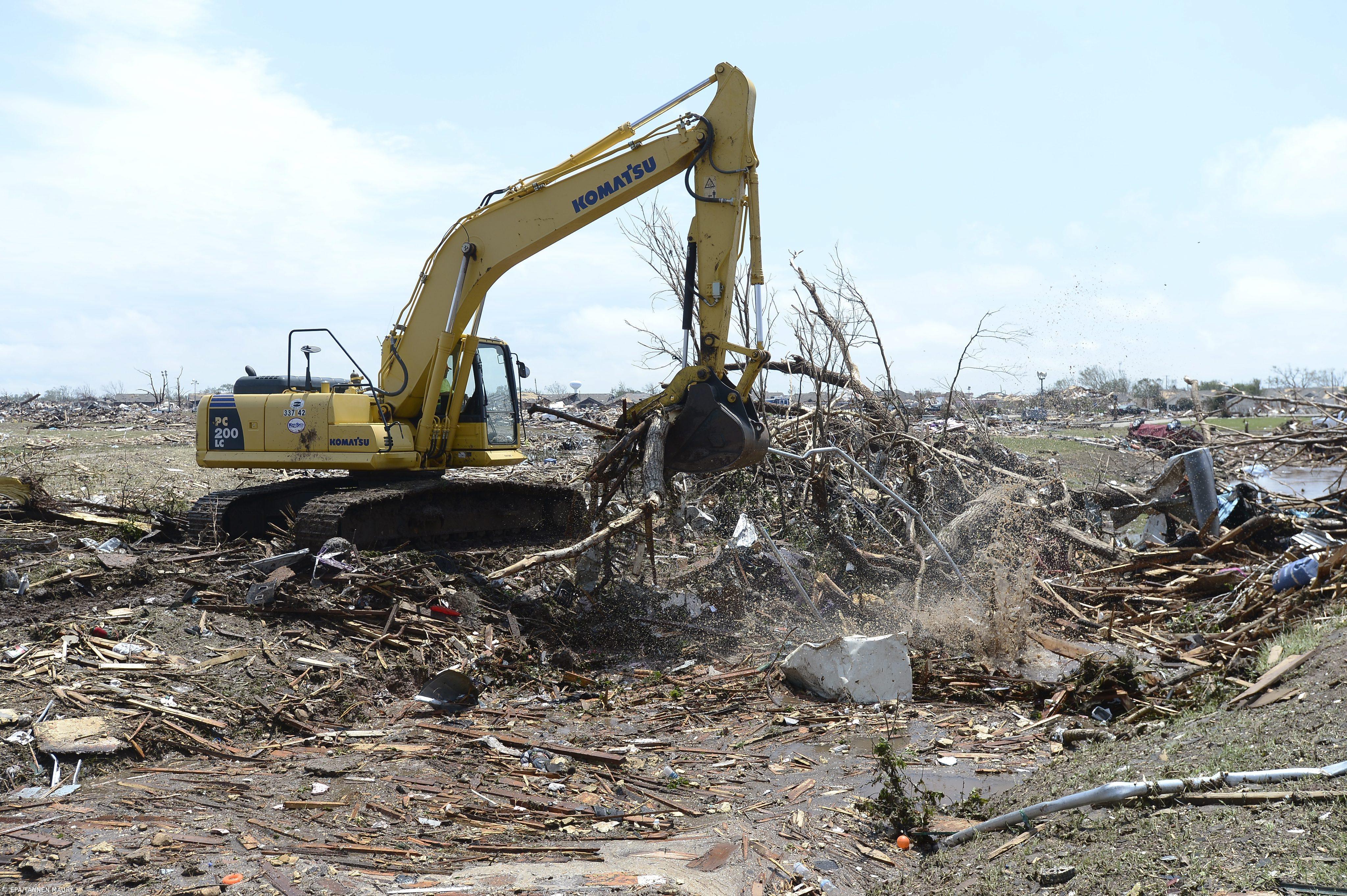Chuvas torrenciais dificultam operações de limpeza após tornado – Imagem 1