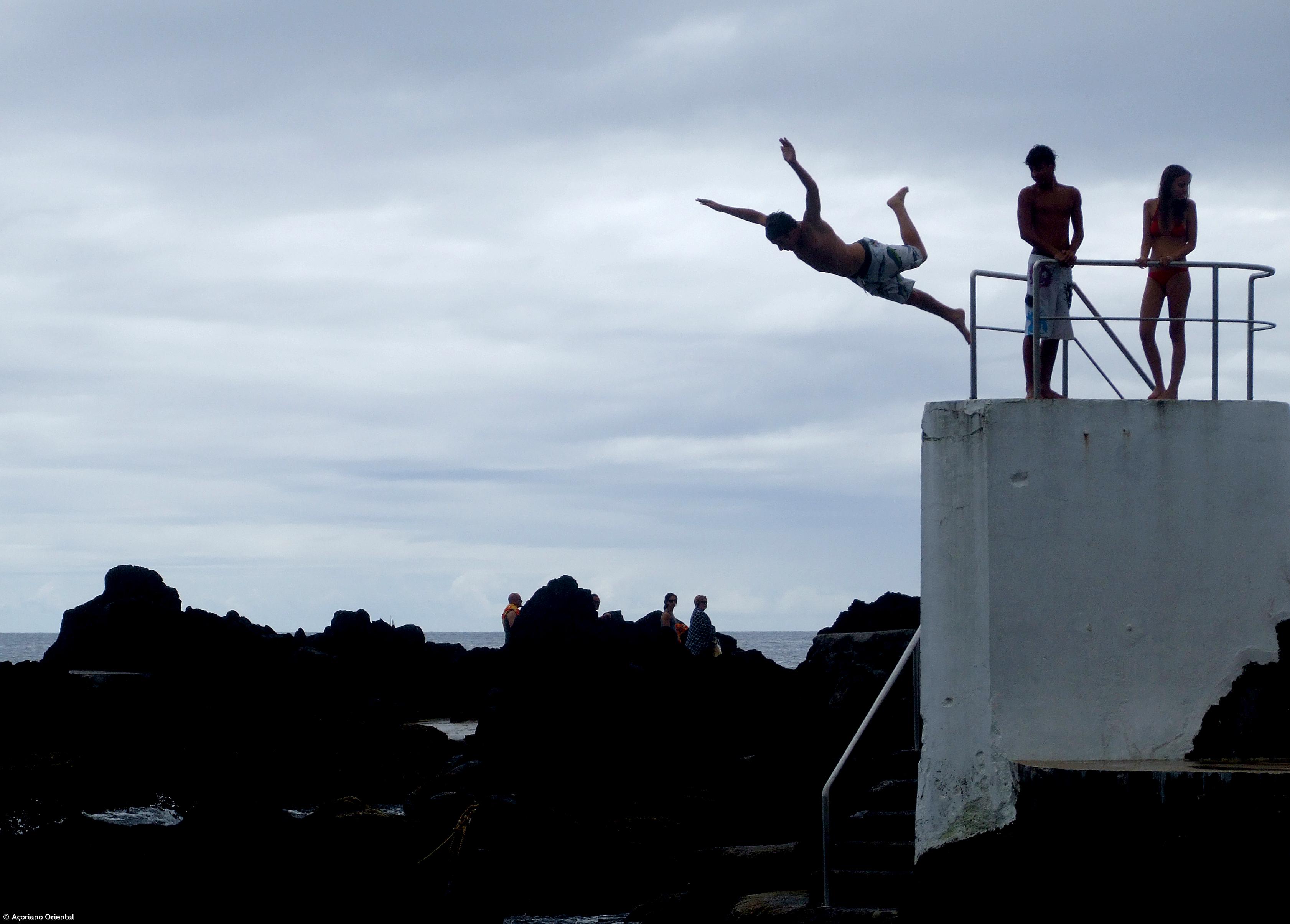 Médicos alertam para o perigo de mergulhos mal calculados e lesões na coluna – Imagem 1