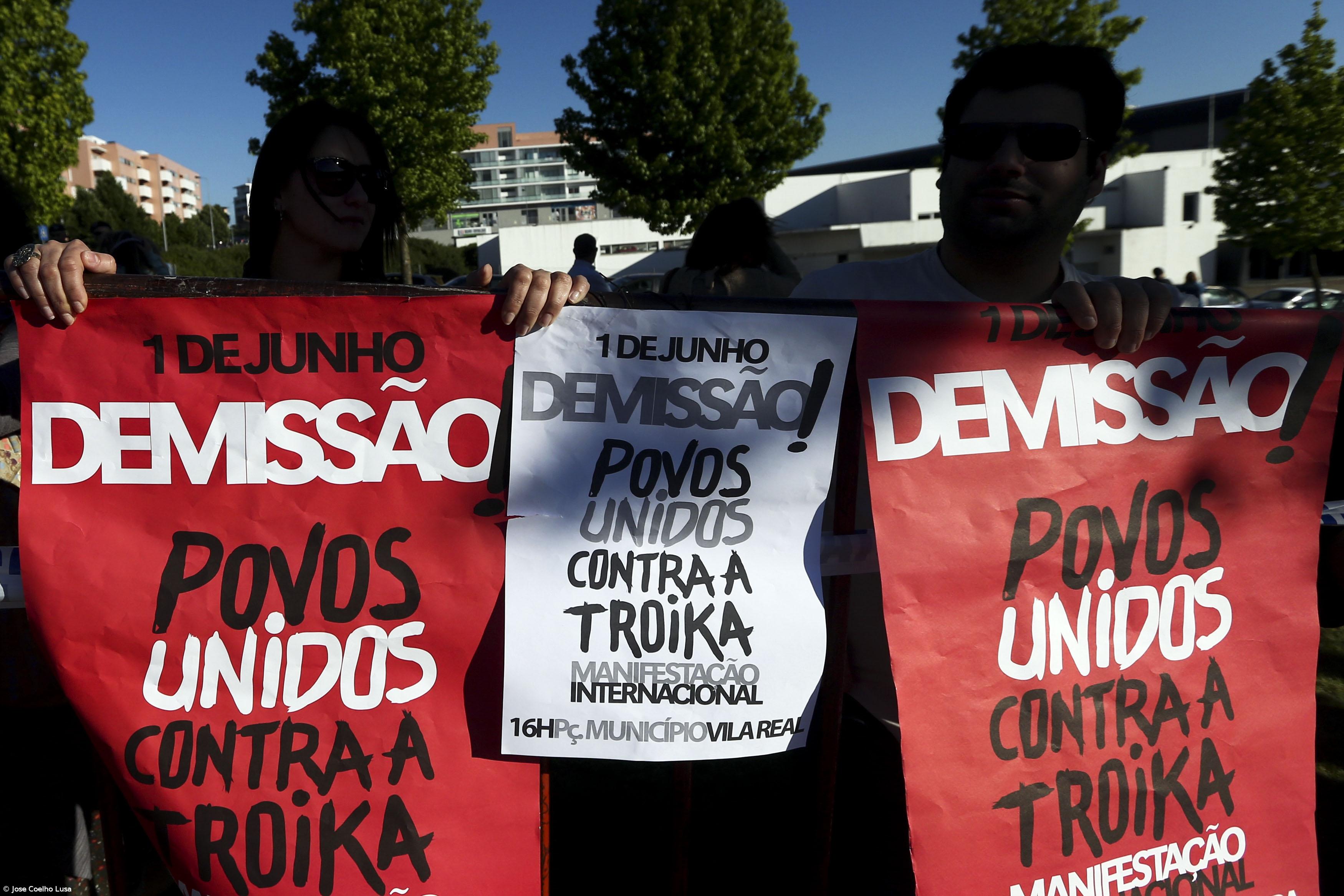 Centenas de manifestantes exigem em Lisboa a queda do Governo  – Imagem 1