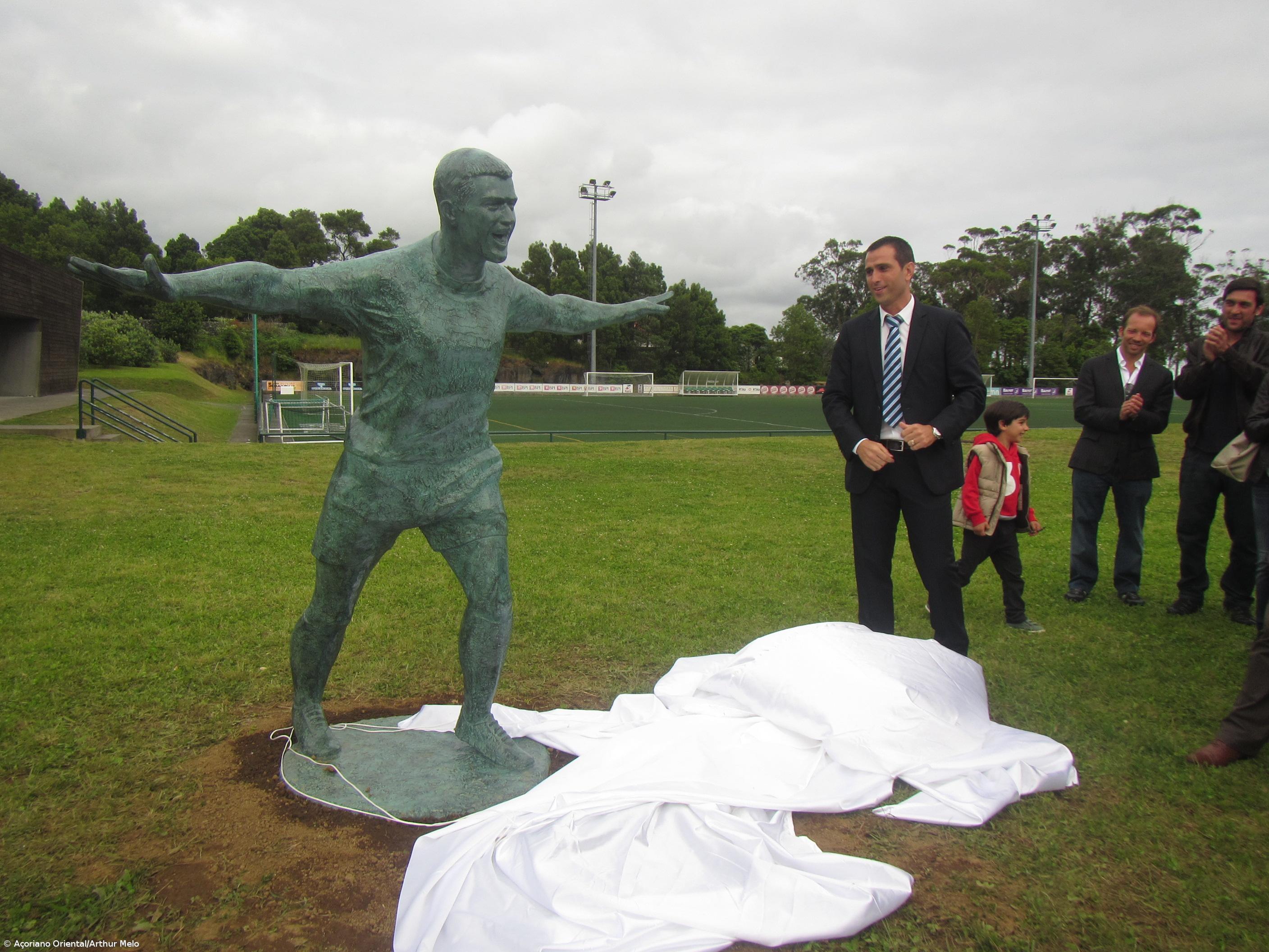 Pauleta imortalizado em estátua	   – Imagem 1