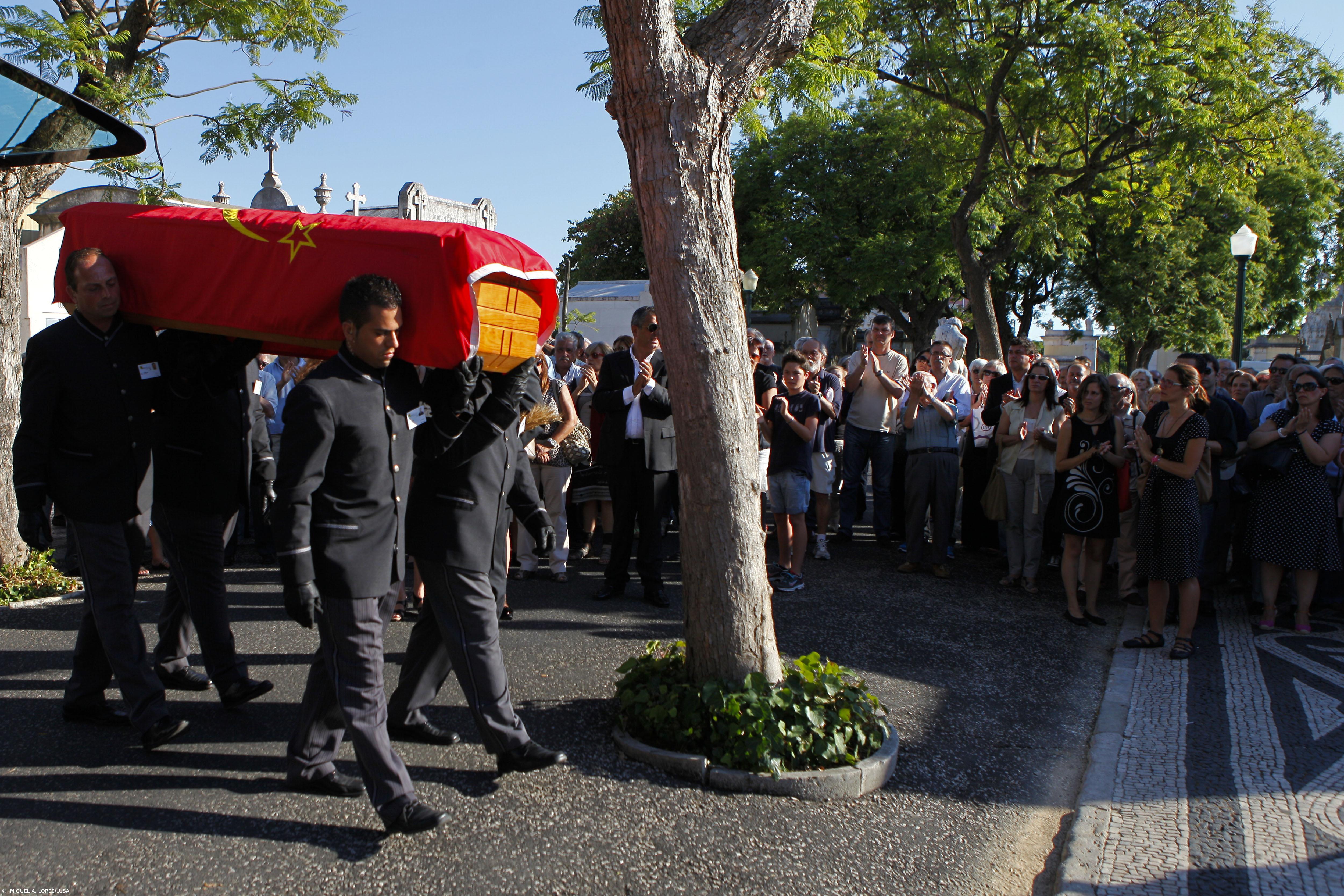Um longo aplauso na despedida ao escritor Urbano Tavares Rodrigues – Imagem 1
