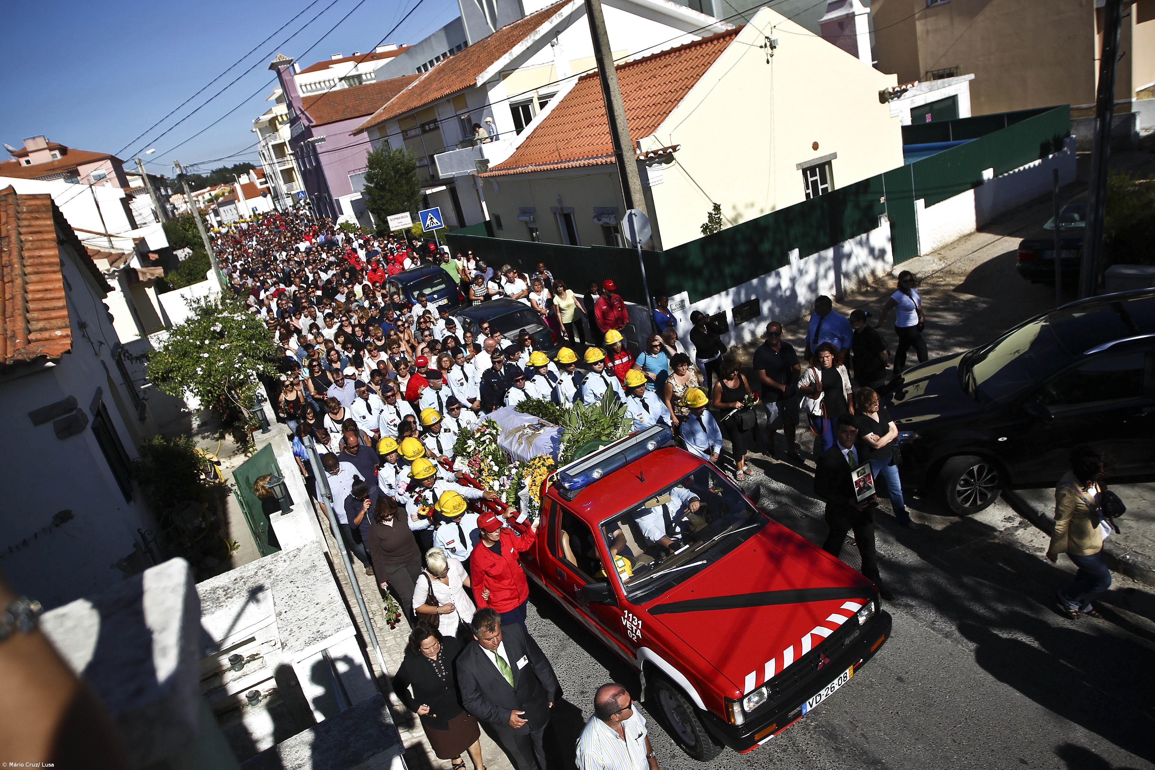 Mais de mil pessoas no funeral de bombeira de Alcabideche – Imagem 1