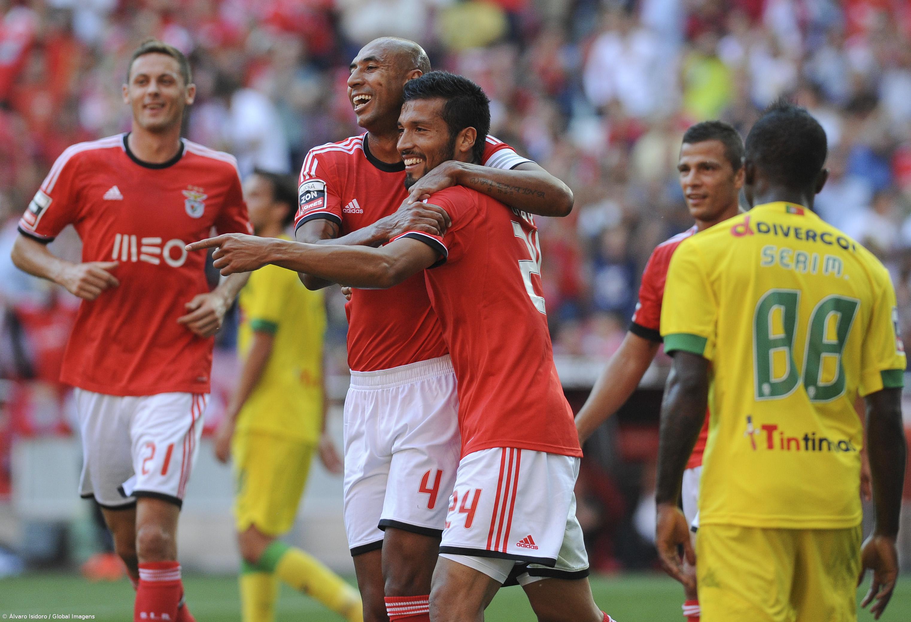 Benfica derrota Paços de Ferreira com "bis" de Garay (vídeos) – Imagem 1