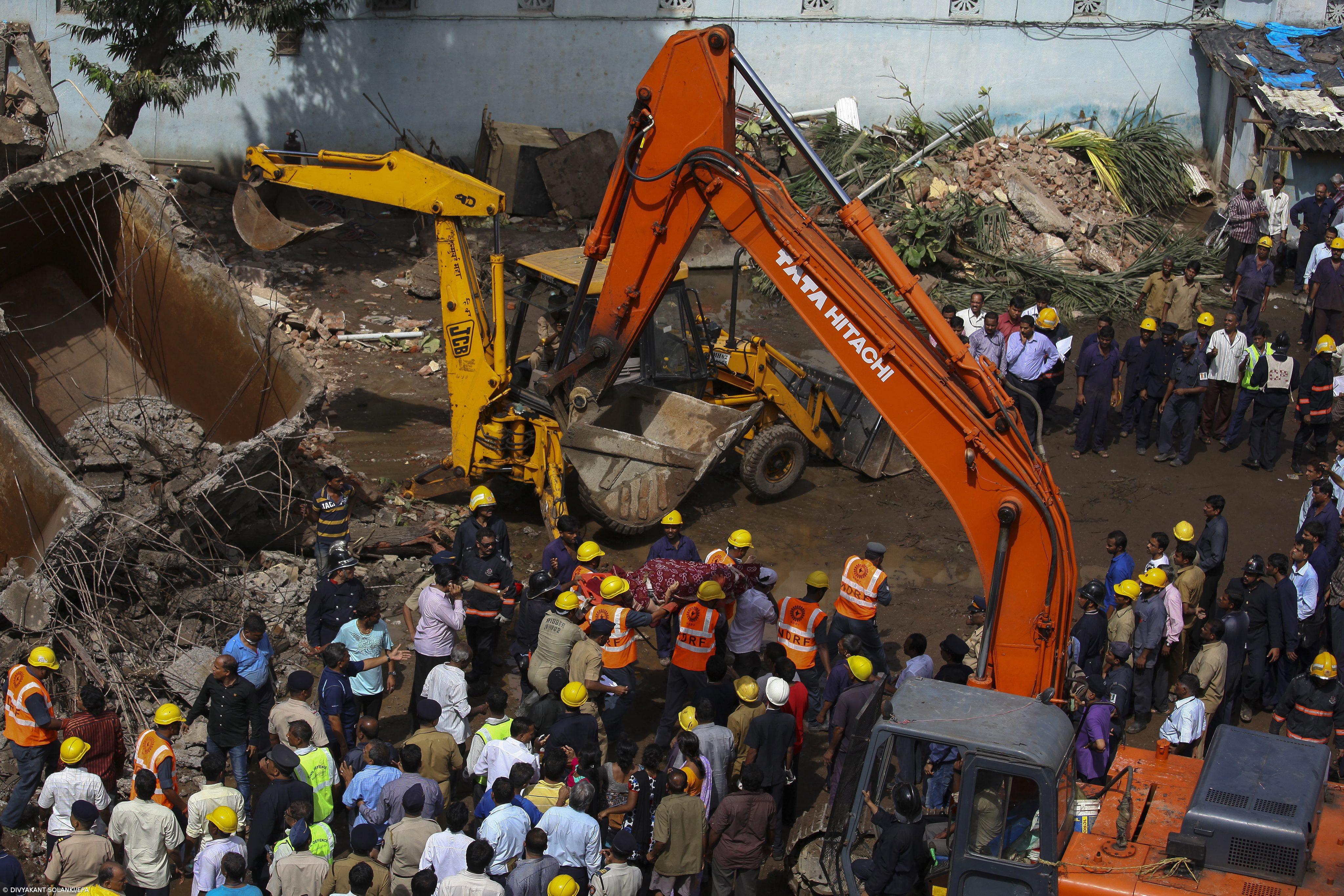Dois mortos e 60 pessoas encurraladas após colapso de edifício em Mumbai – Imagem 1