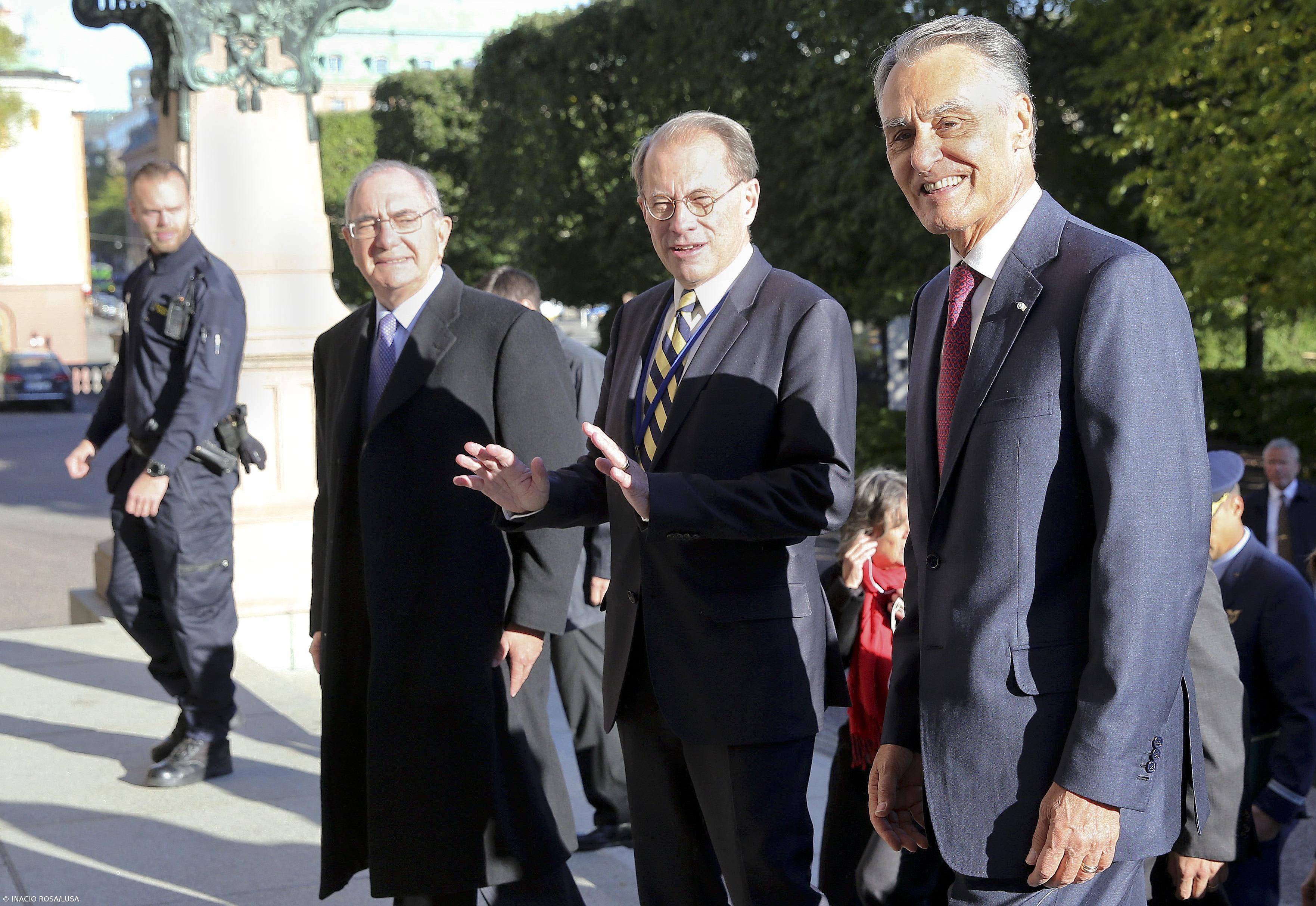 Cavaco apela a emigrantes para ajudarem no relançamento da economia – Imagem 1
