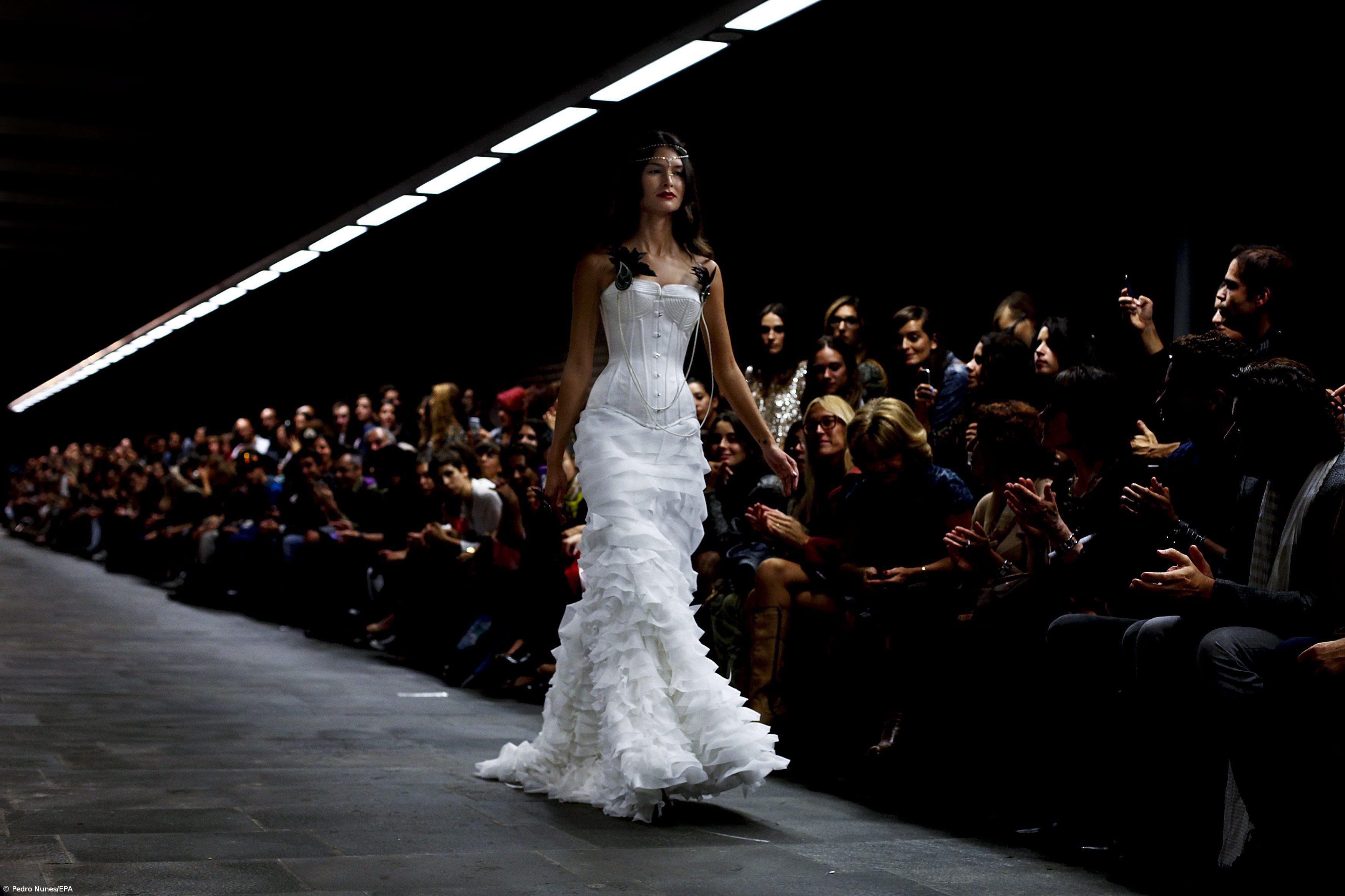 Desfiles em Lisboa sob chuva forte numa estação de metro e na Estufa Fria – Imagem 1