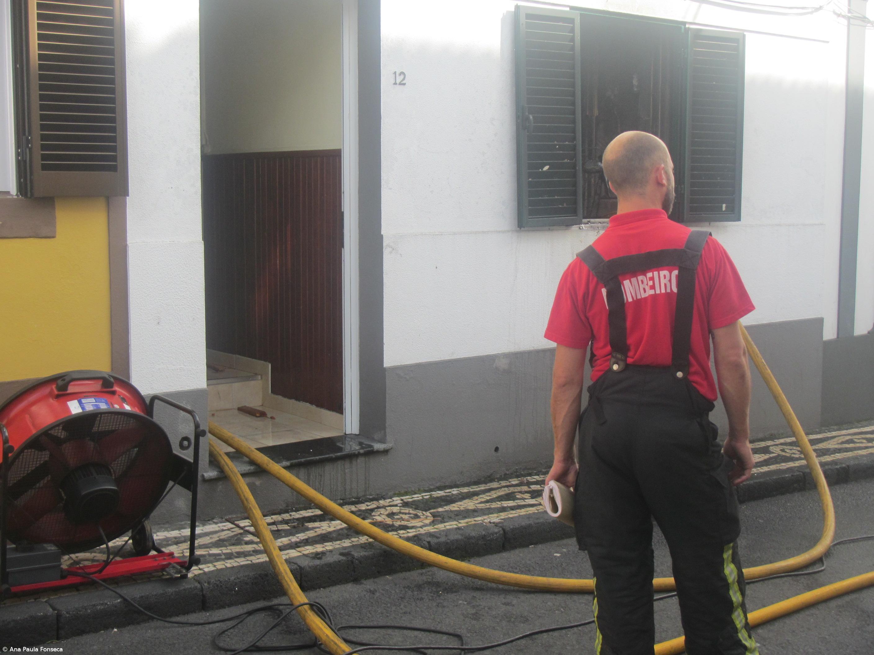 Incêndio numa casa em Ponta Delgada – Imagem 1