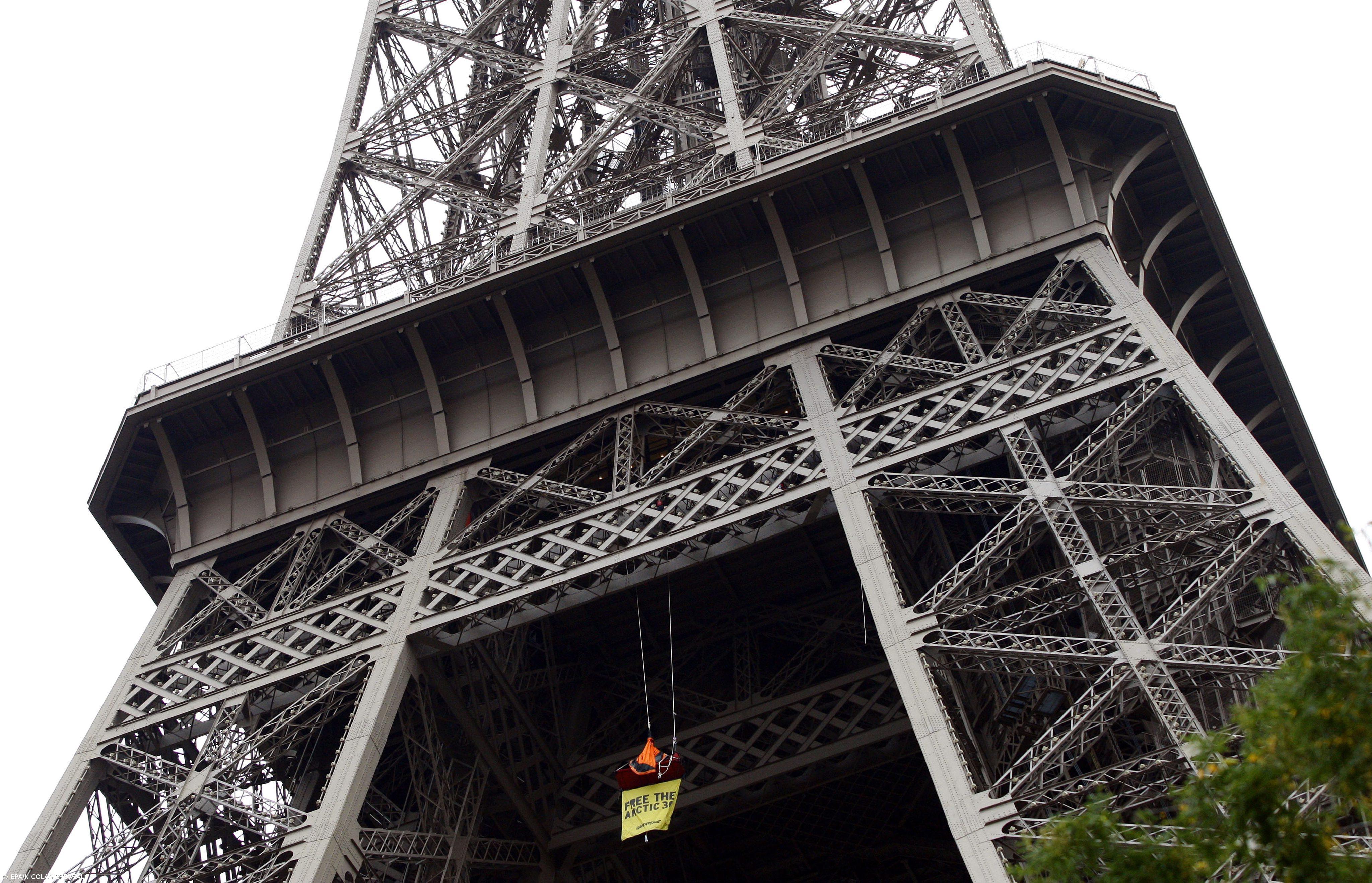 Membro da Greenpeace suspenso na Torre Eiffel – Imagem 1