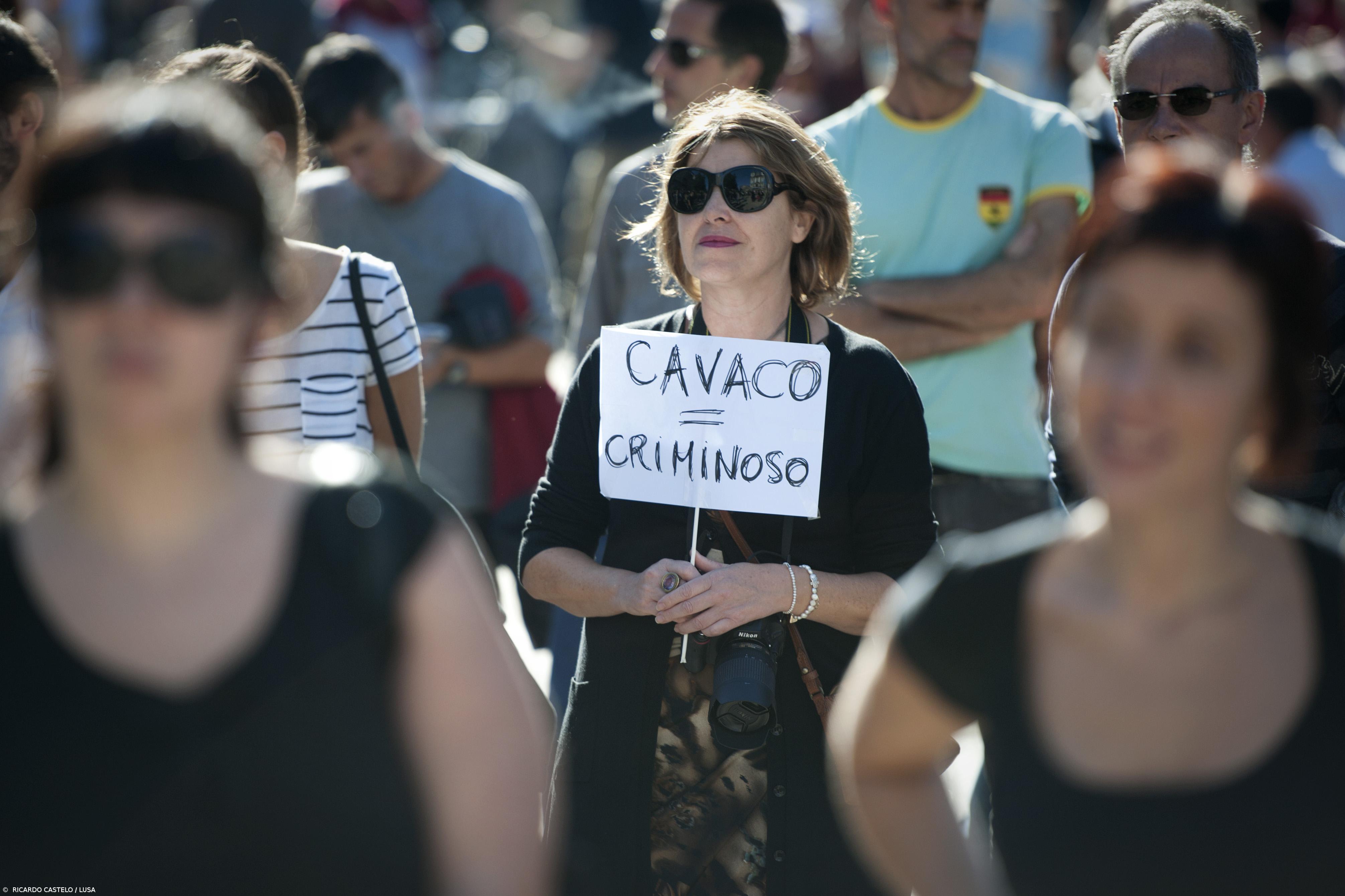  Cerca de uma dezena de polícias nas escadarias do parlamento – Imagem 1