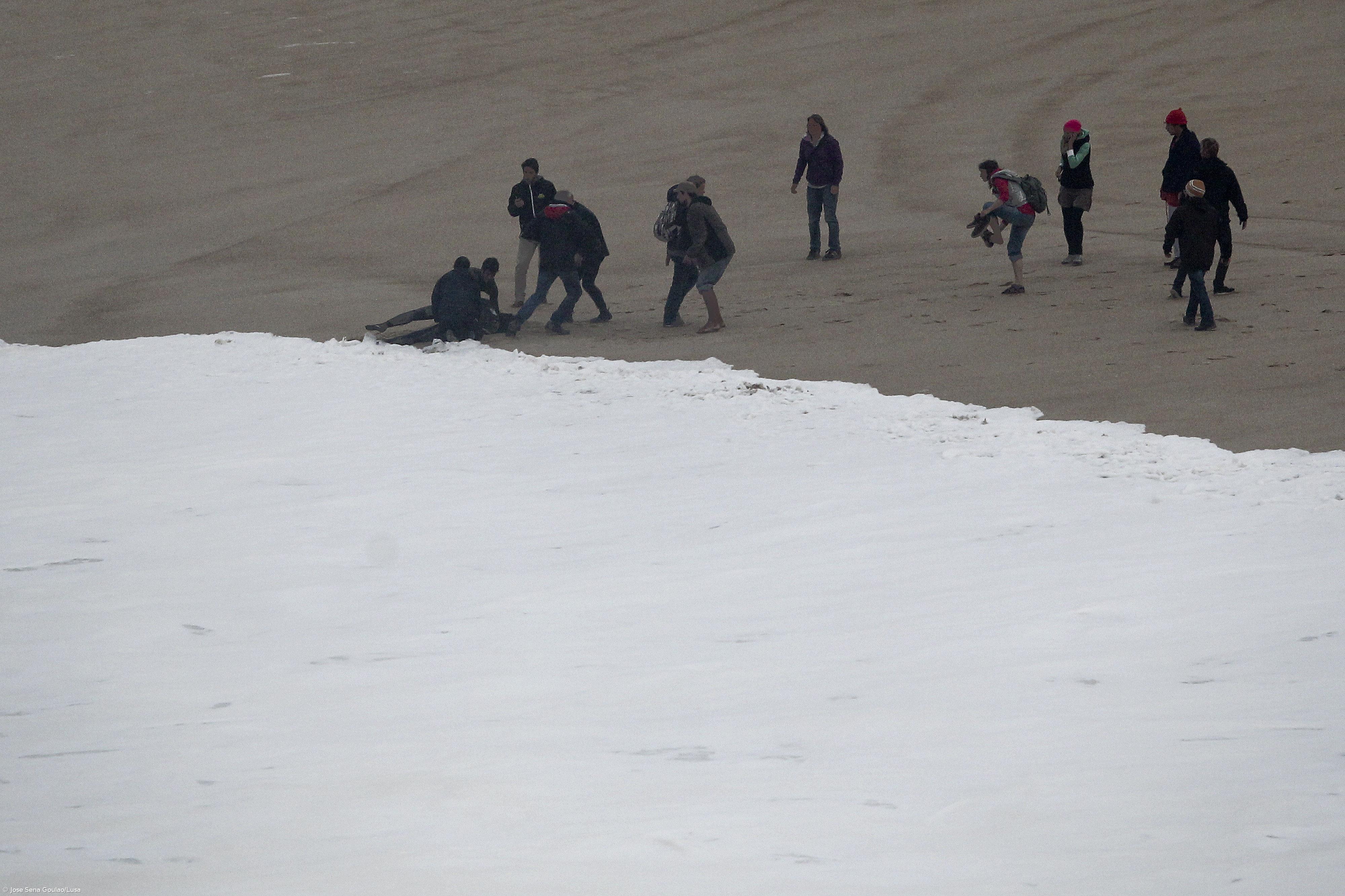 Surfista Maya Gabeira sofre acidente ao tentar bater onda gigante na Nazaré  – Imagem 1