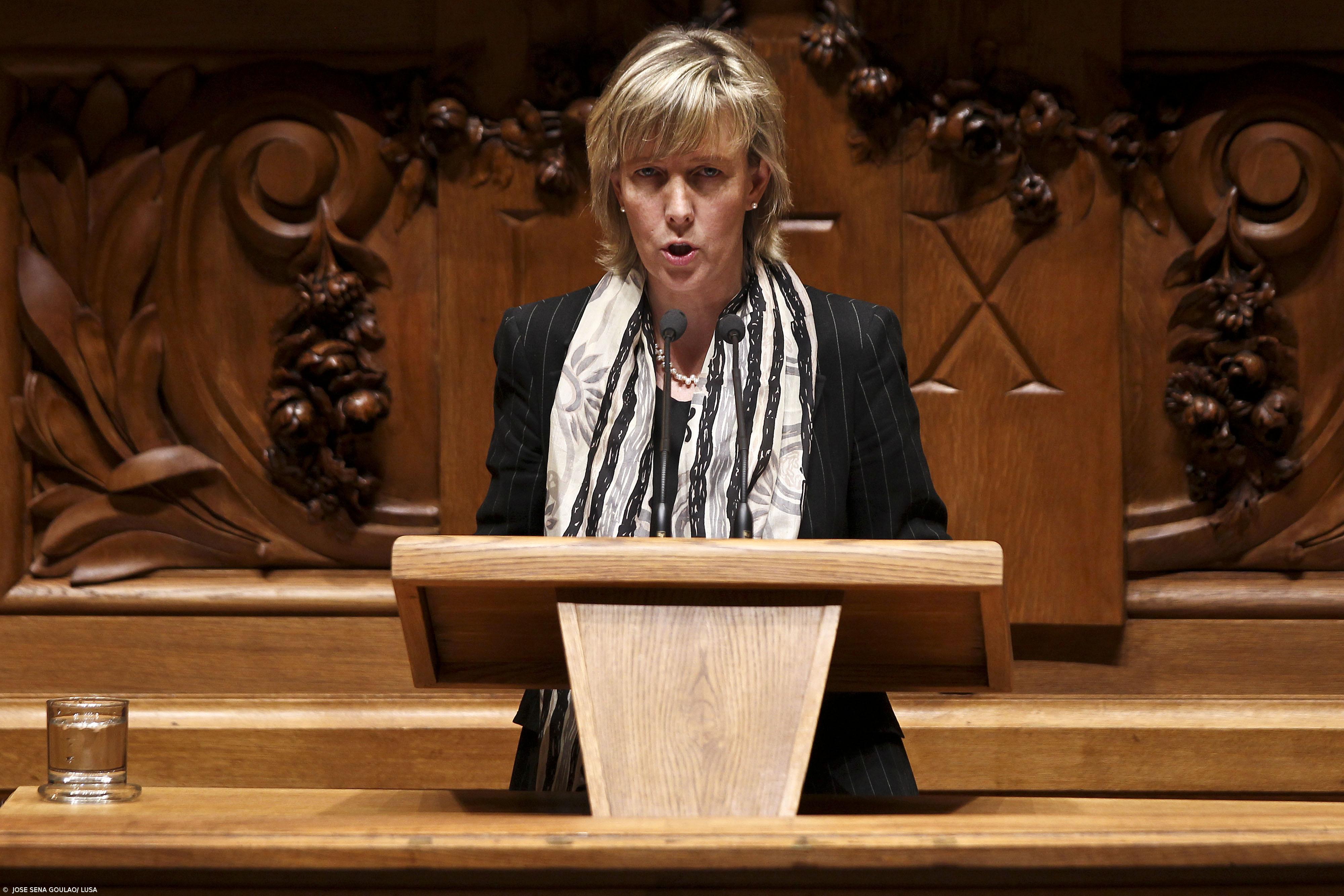 Ministra das Finanças defende que dívida é sustentável e deve ser reduzida com excedentes – Imagem 1