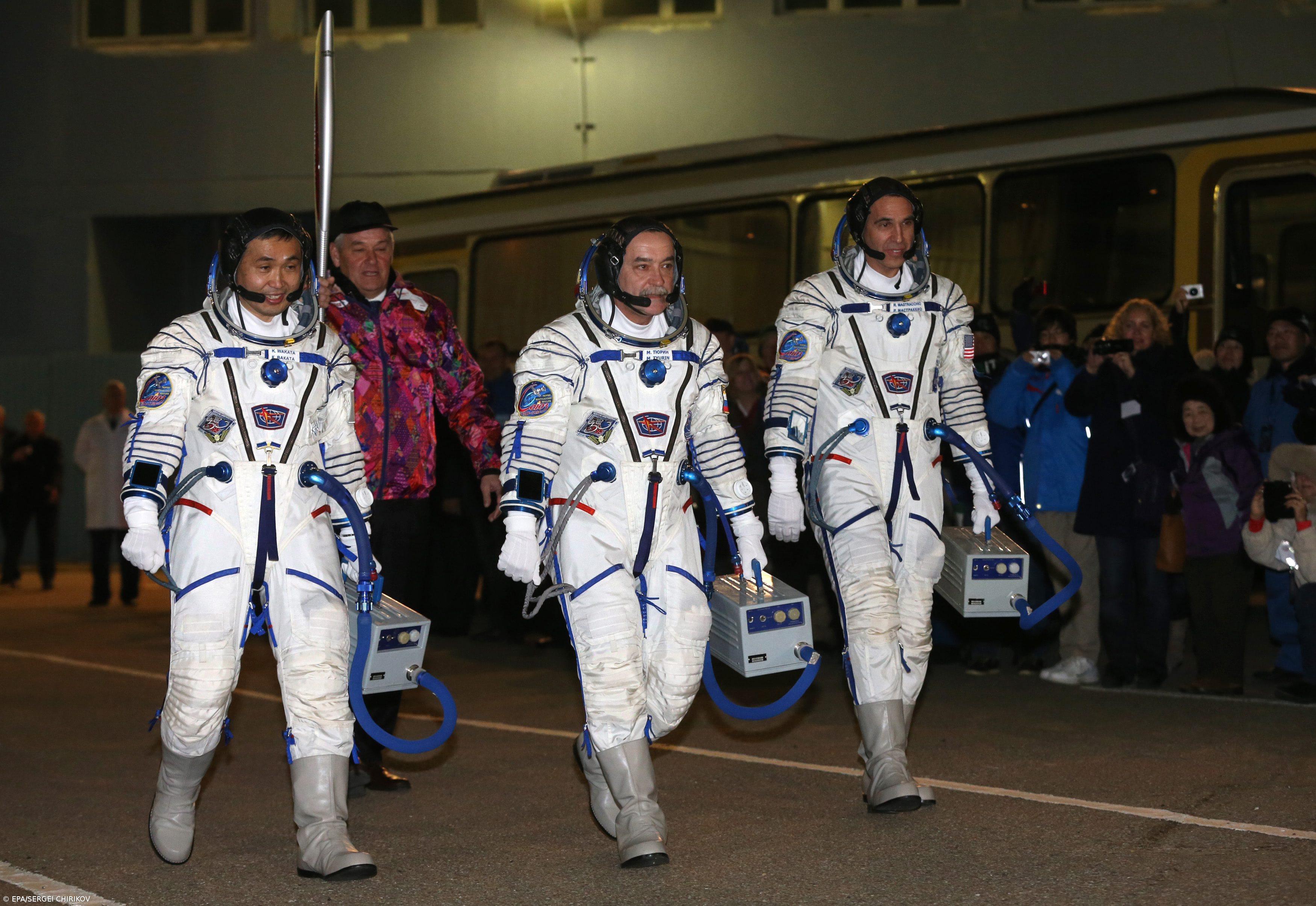 Nave russa Soyuz descolou do Cazaquistão com 3 astronautas e tocha olímpicas a bordo – Imagem 1