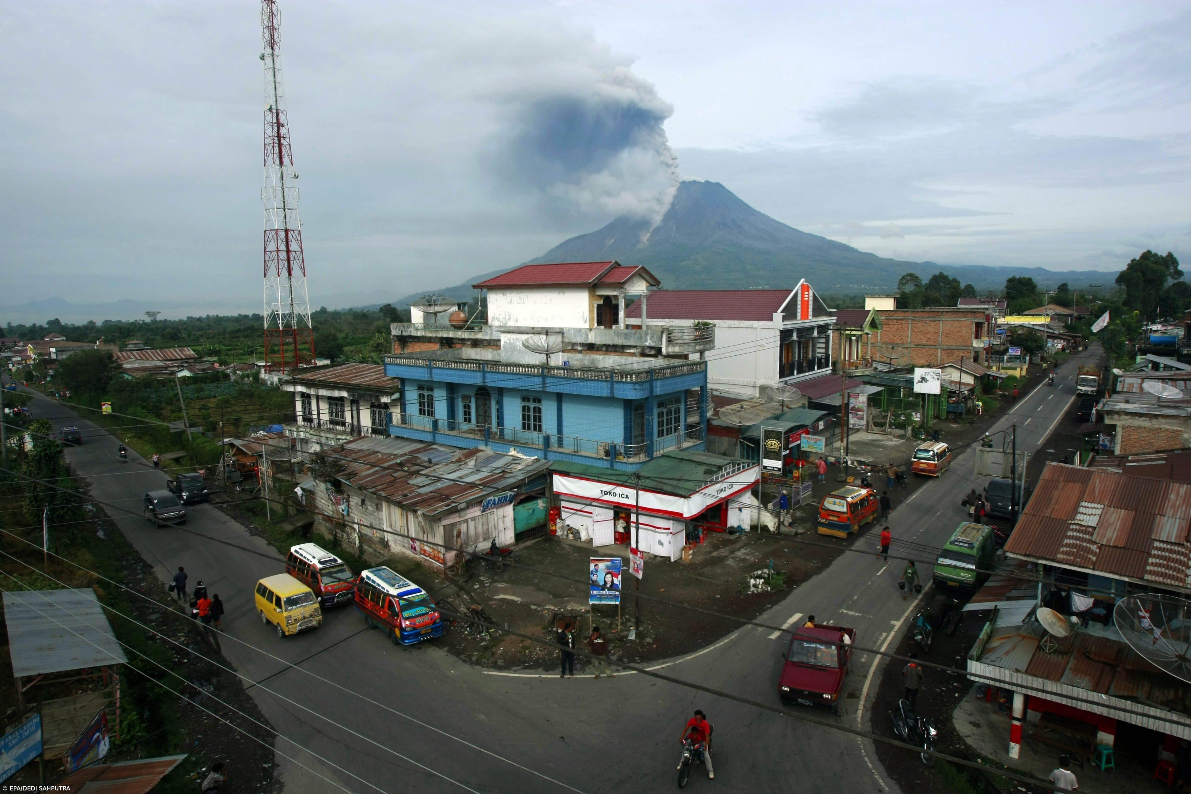 Vulcão em erupção na Indonésia força retirada de mais de 5.000 pessoas – Imagem 1