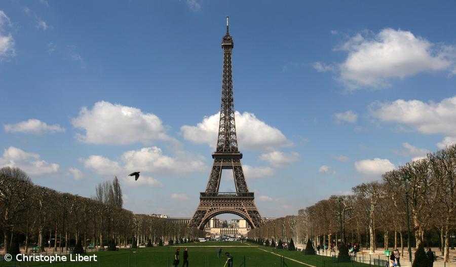 Torre Eiffel evacuada após ameaça telefónica falsa – Imagem 1