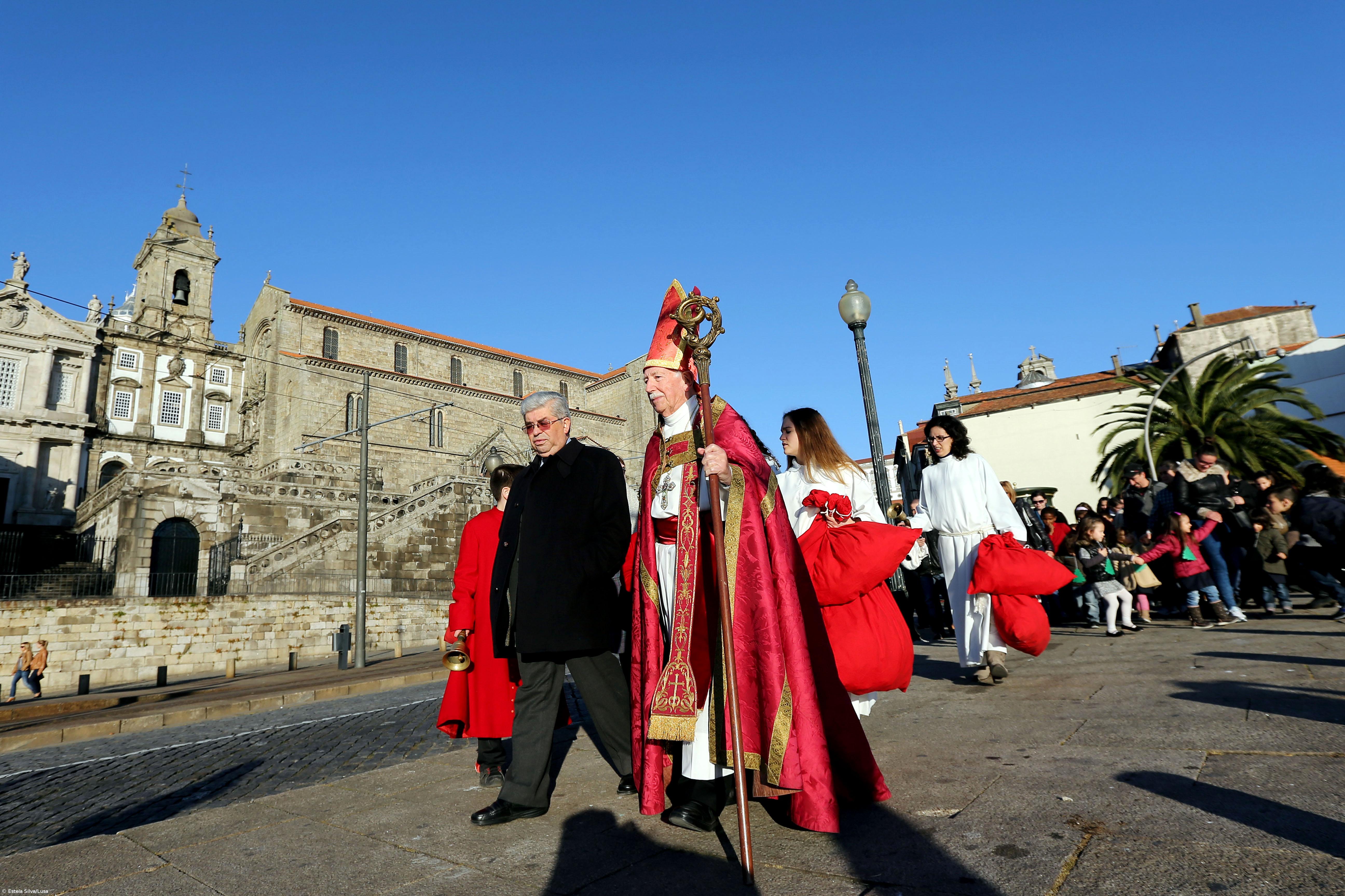S.Nicolau chegou ao Porto de barco para ensinar "os valores fundamentais" do Natal – Imagem 1