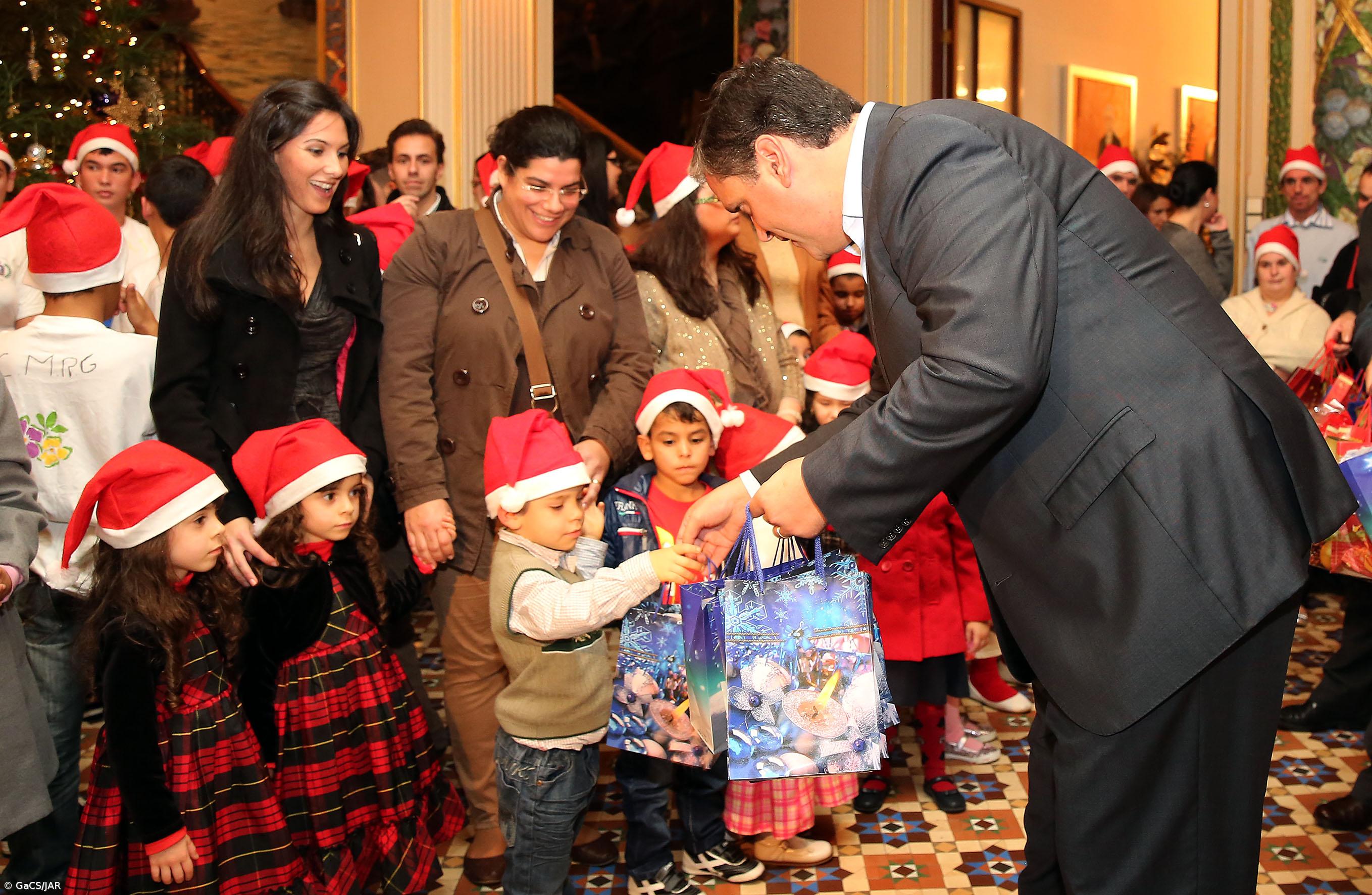Crianças e jovens da Ribeira Grande inauguraram Árvore de Natal da Presidência do Governo dos Açores – Imagem 1