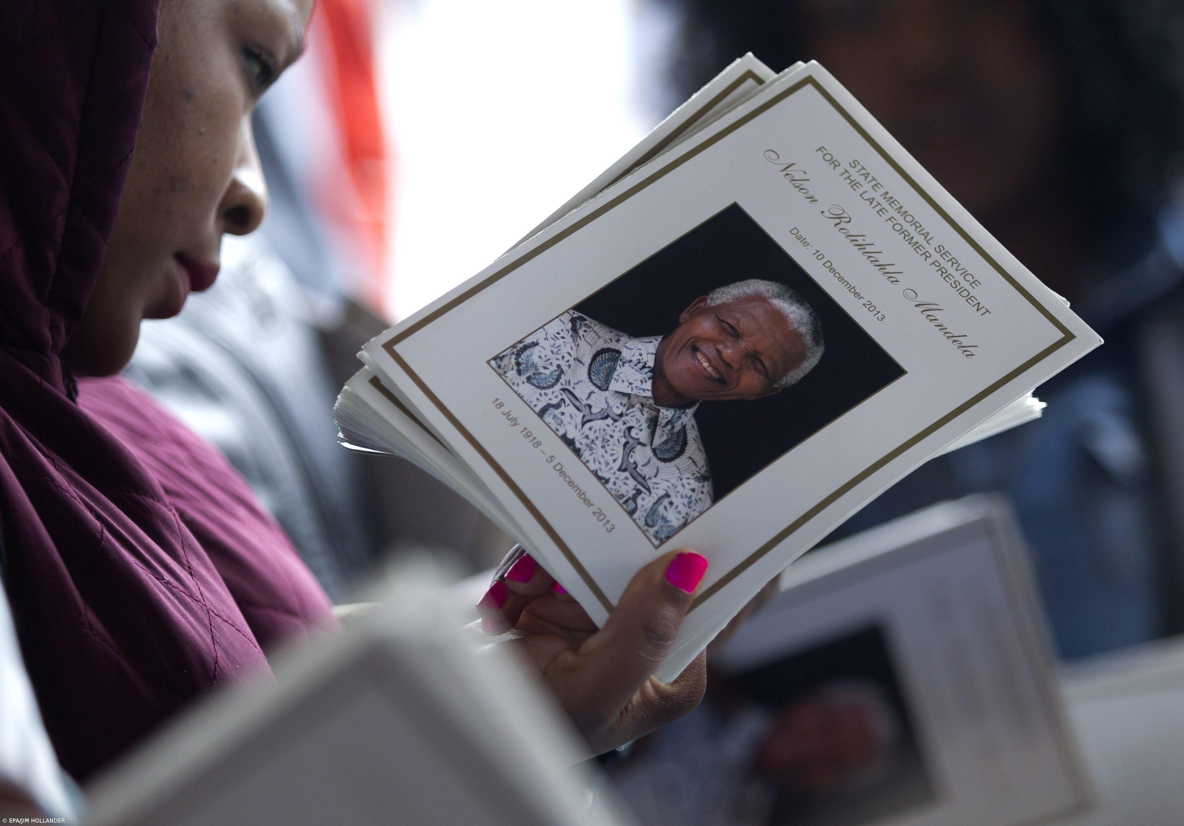 Dezenas de milhares cantam o hino no início das cerimónias fúnebres de Mandela – Imagem 1