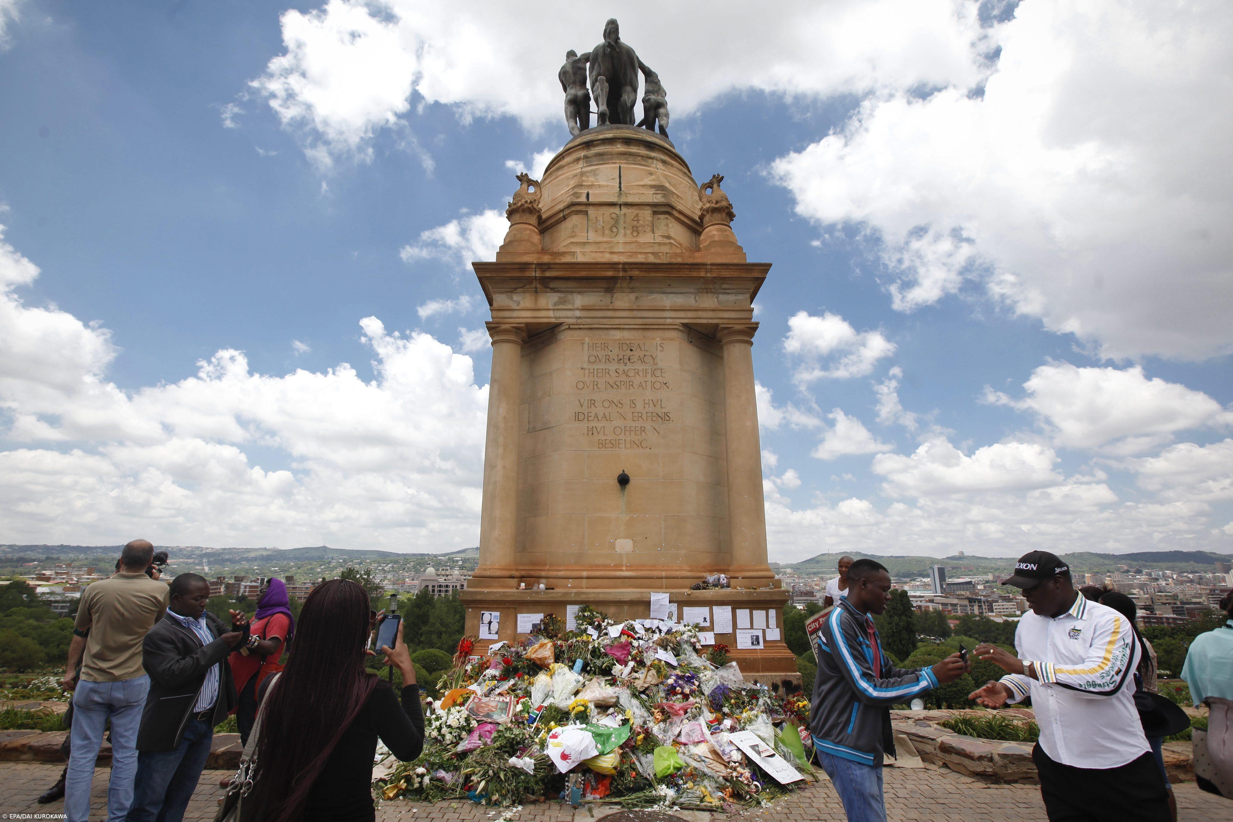 Milhares de pessoas continuam a prestar o último tributo a Mandela – Imagem 1