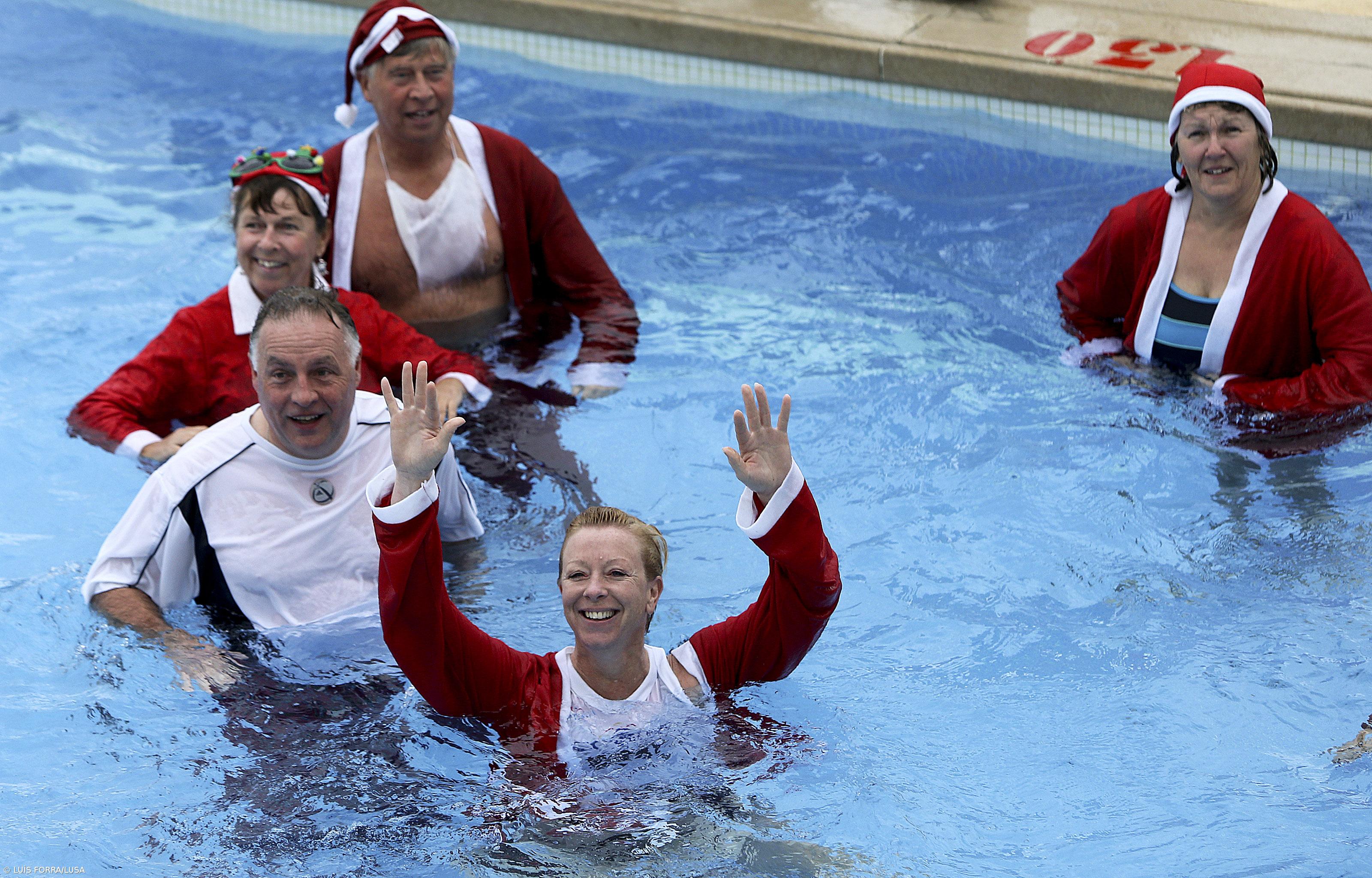 Banho de pais natais angaria verbas para crianças de Albufeira – Imagem 1